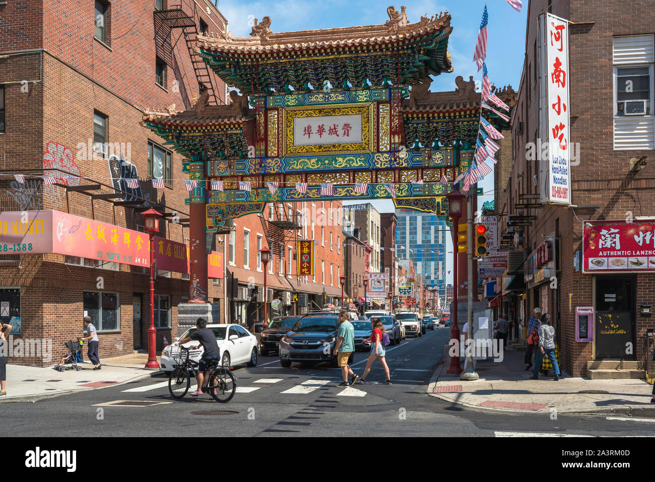 Philadelphia Chinatown, mit Blick auf die Chinesische Freundschaft Tor in der 10. Strasse Eingang zum Chinatown Gegend von Philadelphia, Pennsylvania, PA, USA Stockfoto