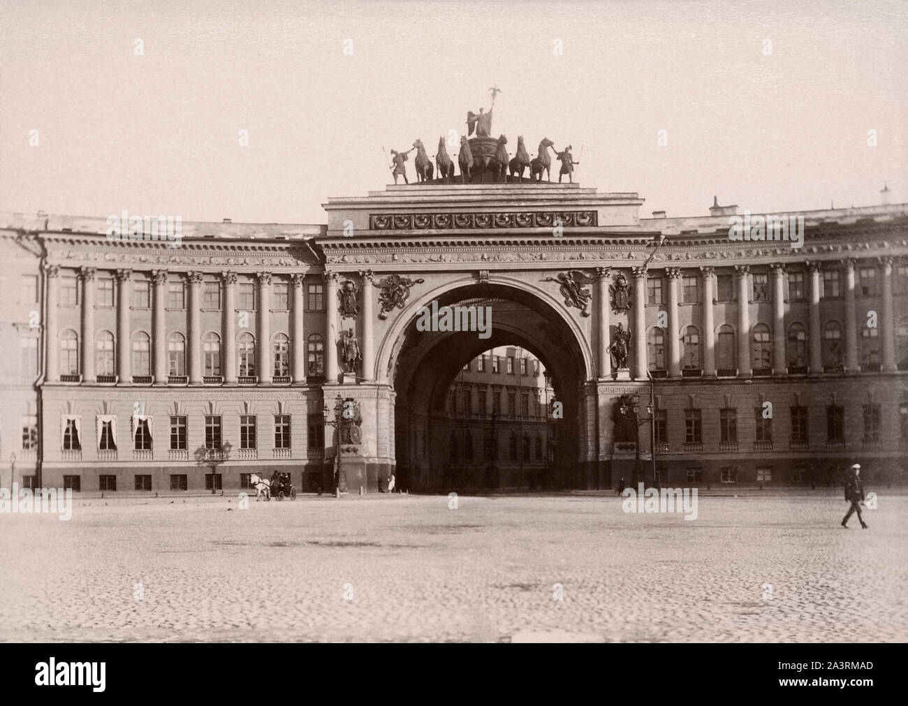 Das Gebäude ist ein Gebäude mit einer 580 m langen bogenförmigen Fassade, am Schlossplatz in Sankt Petersburg, Russland befindet sich vor dem W Stockfoto