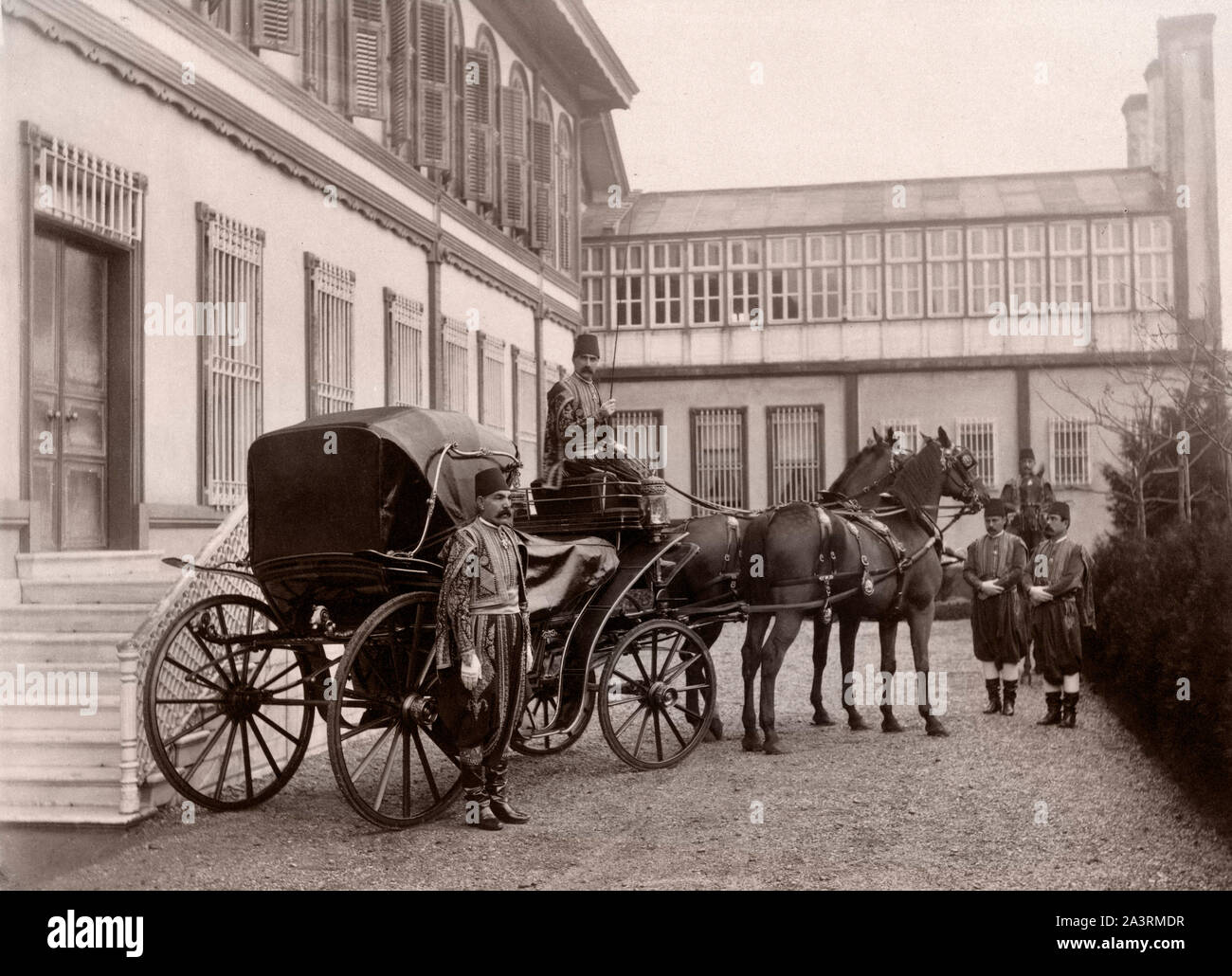 Türkische Höflinge mit Pferdekutsche vor yıldız Palast, Istanbul, Türkei, 19. Jahrhundert Stockfoto