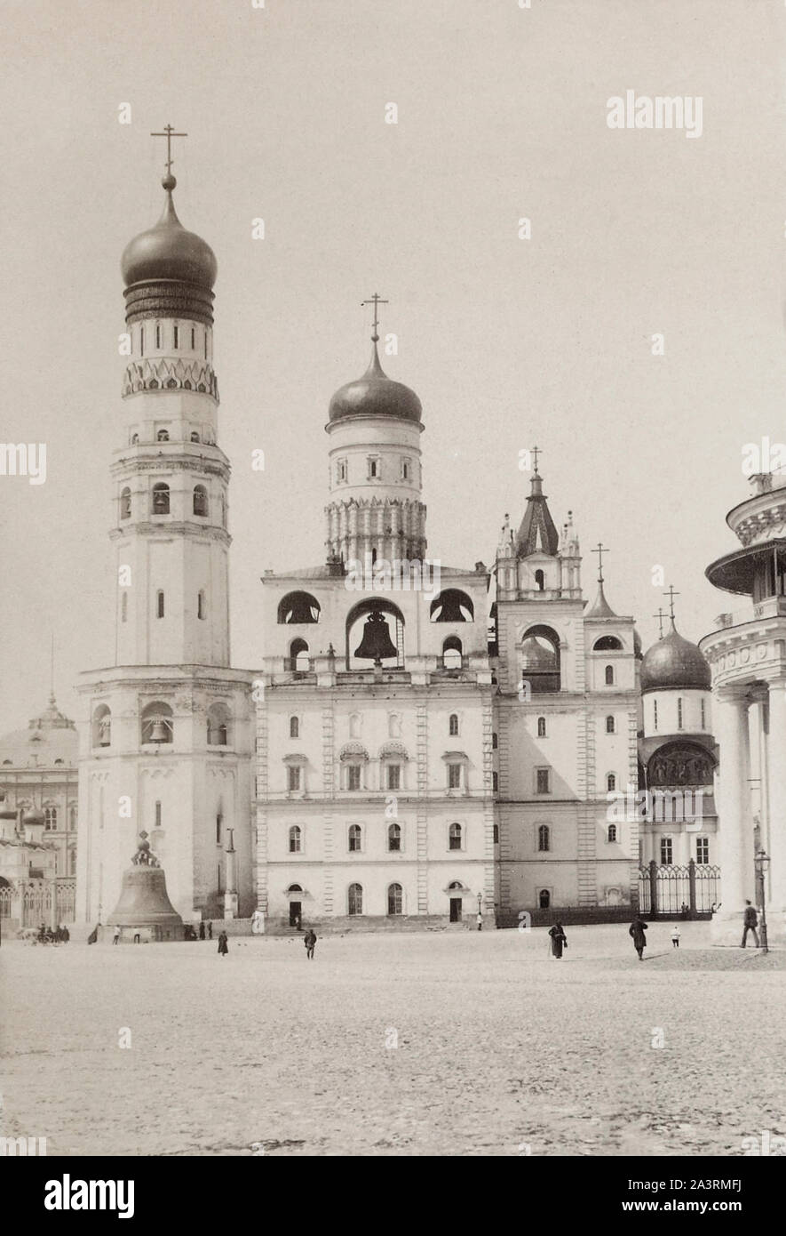 Der Glockenturm "Iwan der Große" (1508 gebaut) ist ein Kirchturm im Moskauer Kreml. Mit einer Gesamthöhe von 81 Meter (266 ft) ist. Stockfoto