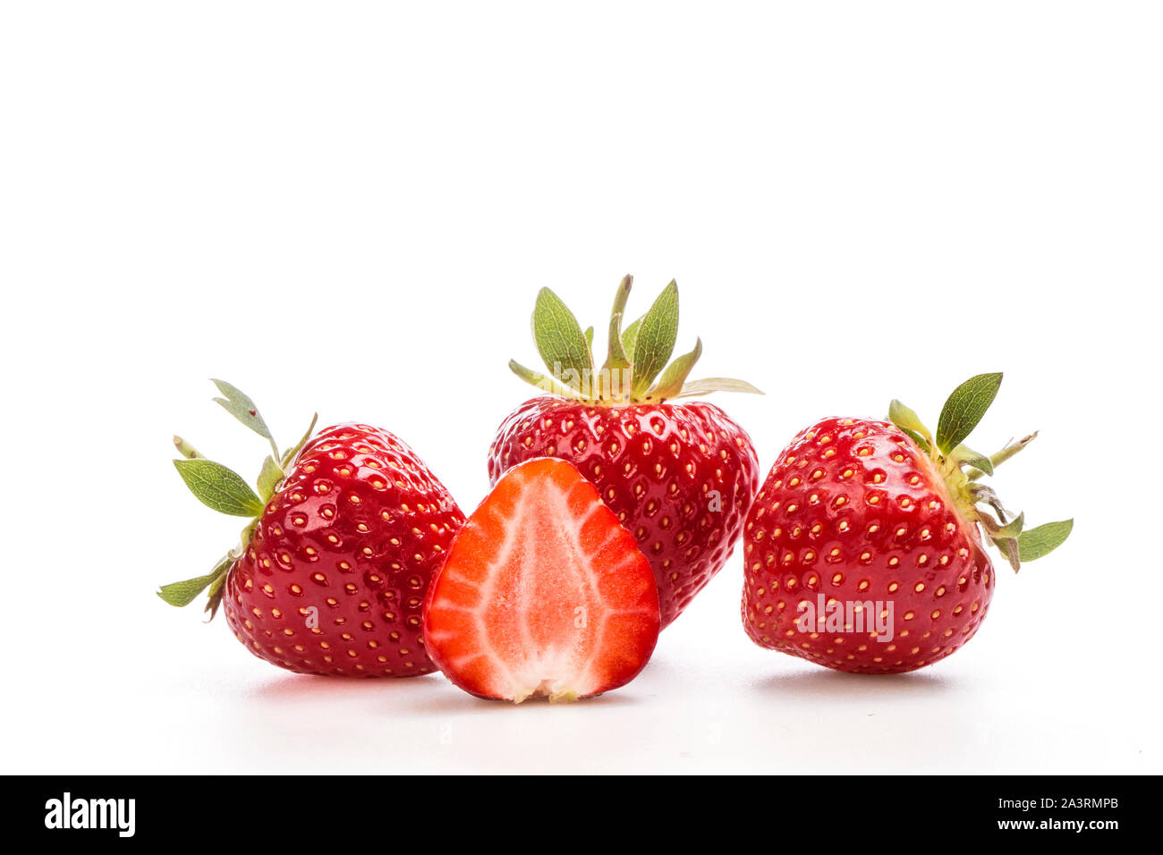 Rote Erdbeeren auf weißem Hintergrund mit Beschneidungspfad. Stockfoto