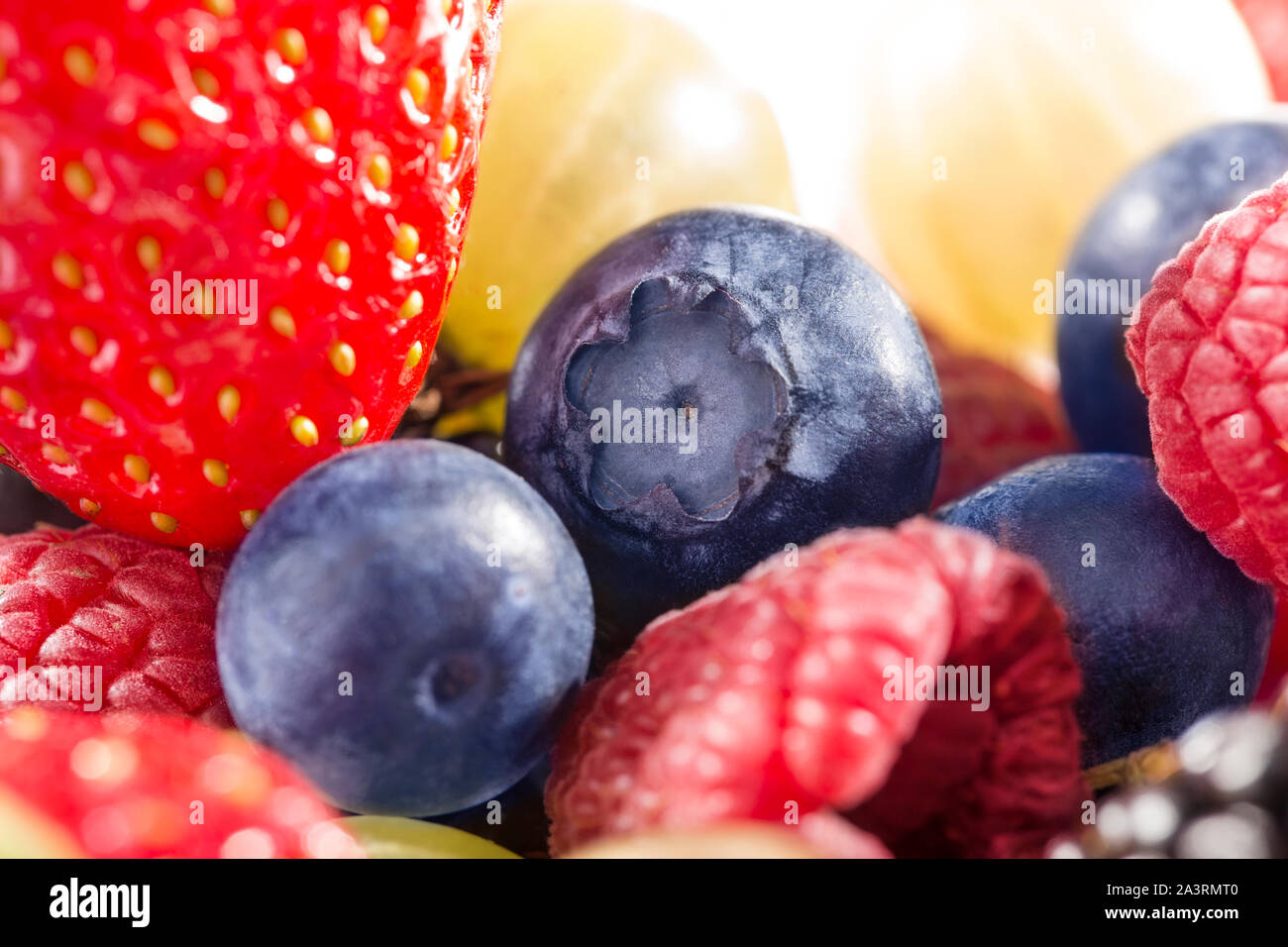 Eine Sammlung von Sommer Beeren, Erdbeeren, Heidelbeeren und Himbeeren. Stockfoto