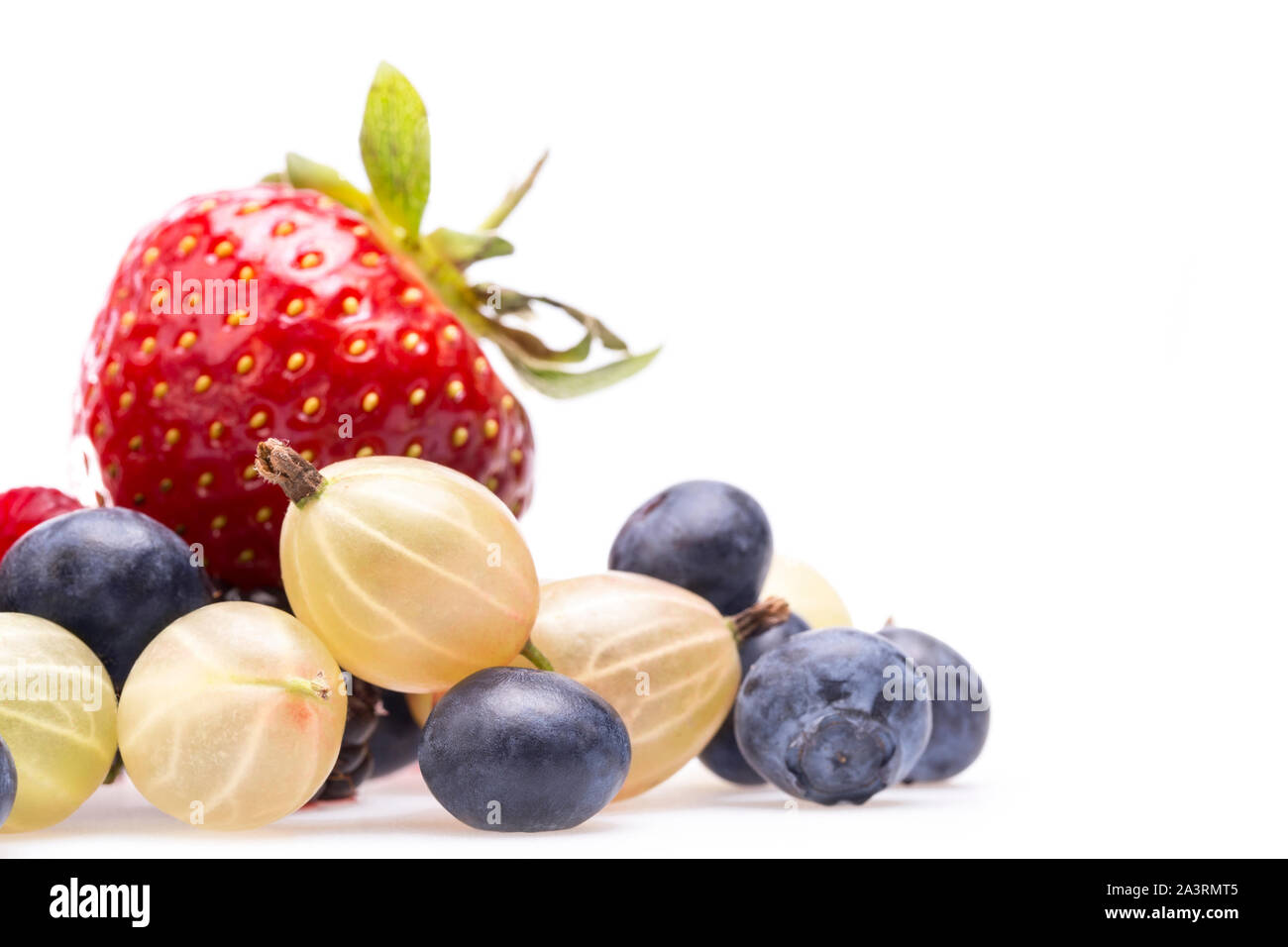 Eine Sammlung von Sommer Beeren, Erdbeeren, Heidelbeeren, Stachelbeeren und Himbeeren. Stockfoto