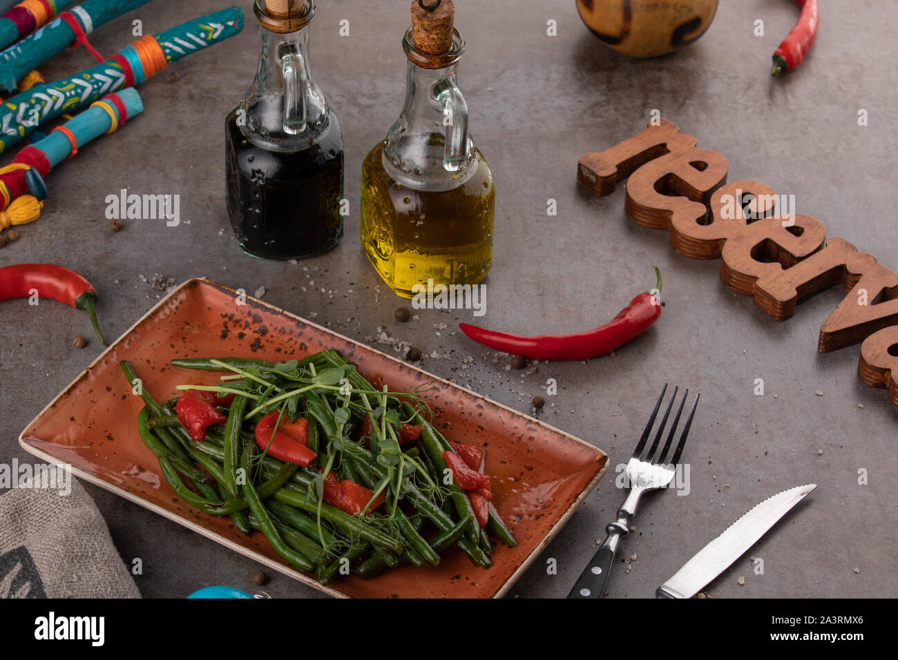 Gegrillter Spargel mit Paprika serviert im Restaurant. Eine ganze Ernährung führt zu einem gesünderen Körper. Stockfoto