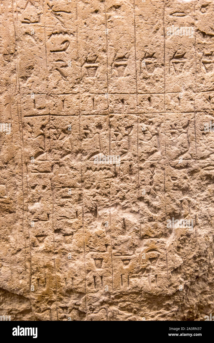 Antike Ägyptische Stein mit Inschrift in Hieroglyphen Stockfoto