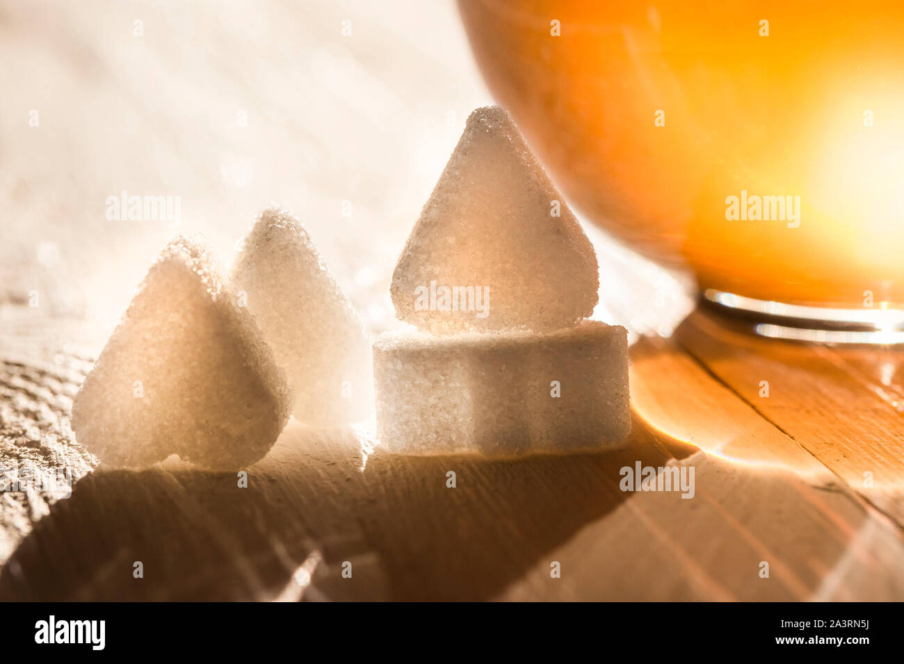 Herzförmige сubes von Zucker auf den weißen Hintergrund. Stockfoto