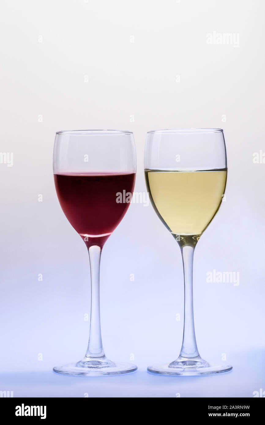 Glas Rotwein und Weißwein Glas auf einem isolierten - blauer Hintergrund Stockfoto