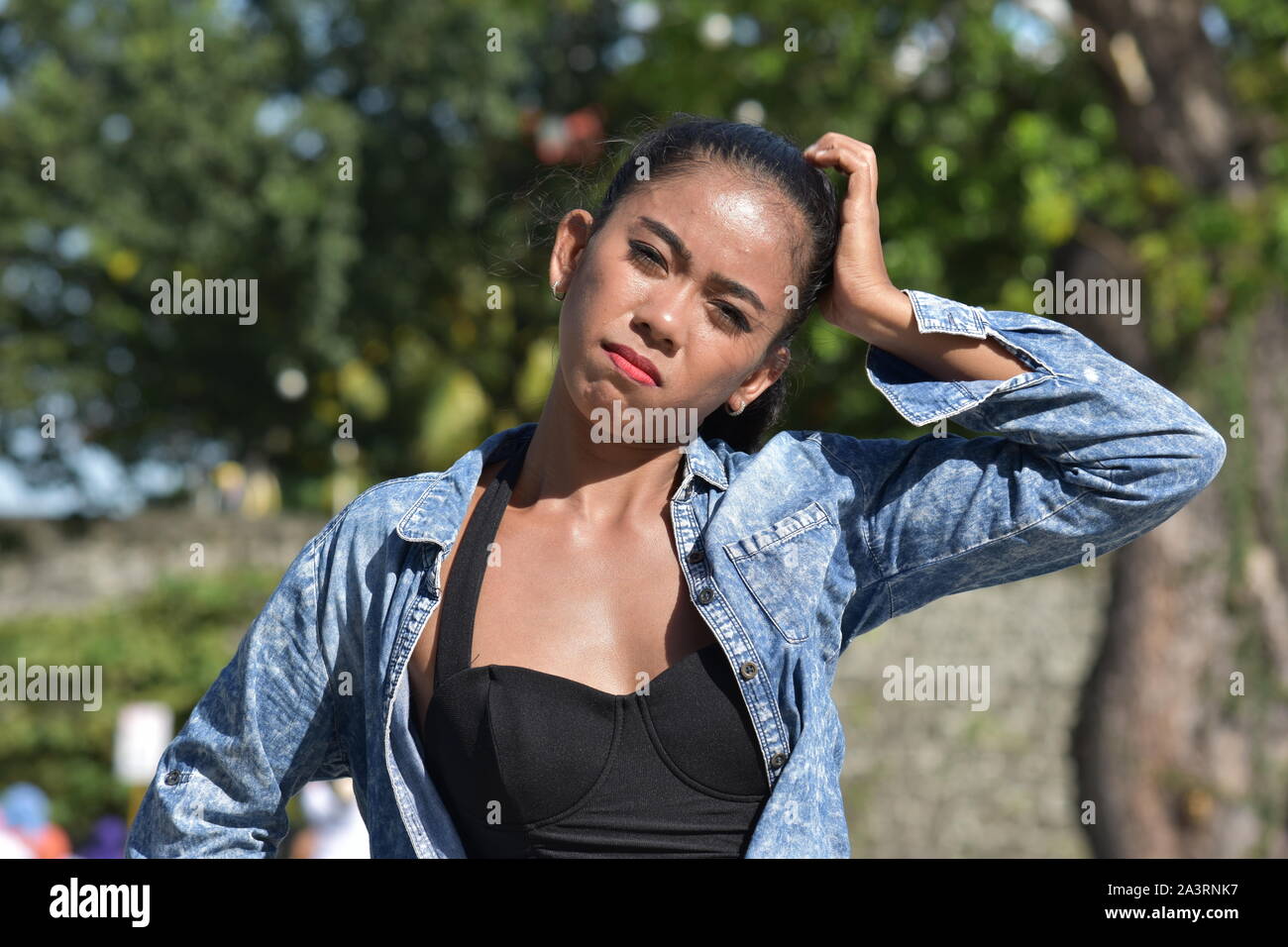 Junge Diverse Frau und Verwirrung Stockfoto