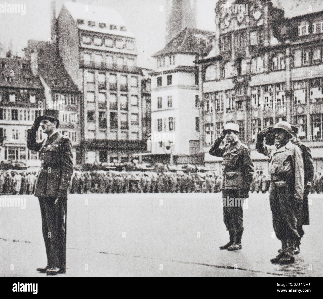 Die französische Rückkehr nach Straßburg. General Leclerc Bewertungen Tanks seiner Division bei Kleber. Stockfoto