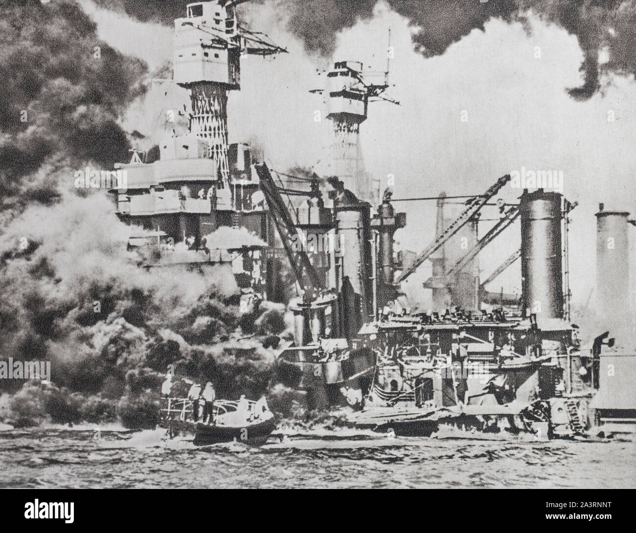 Die Zerstörer der amerikanischen Flotte in Pearl Harbor. Die amercain Cuirasse von 31.800 Tonnen "West Virginia" fällt und versinkt im Meer. Stockfoto