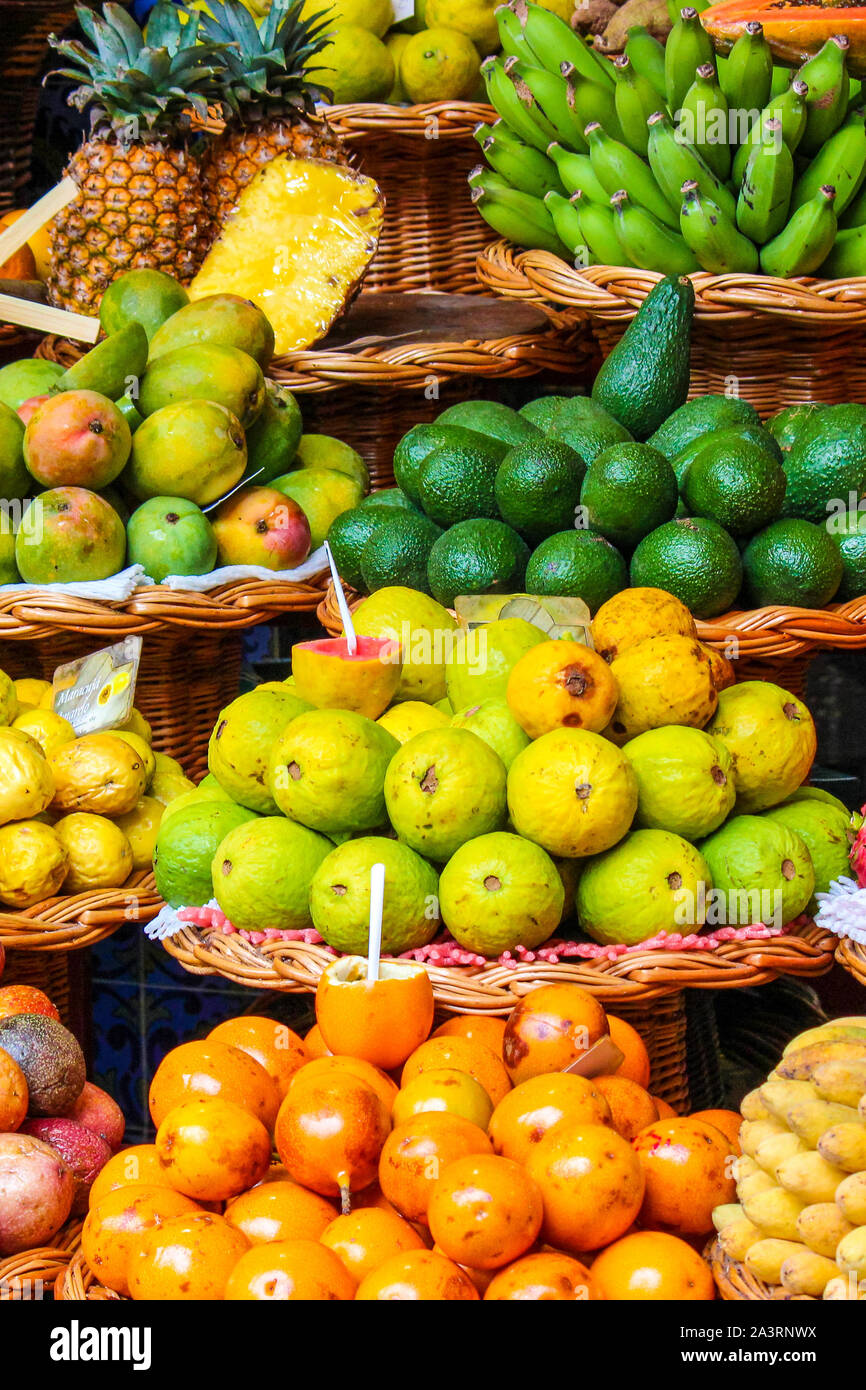 Exotische Früchte auf dem lokalen Markt in Funchal, Madeira, Portugal. Tropische Früchte. Banane, Mango, Maracuja, Ananas oder Avocado. Bunte Essen, gesunde Lebensweise. Ernährung. Stockfoto