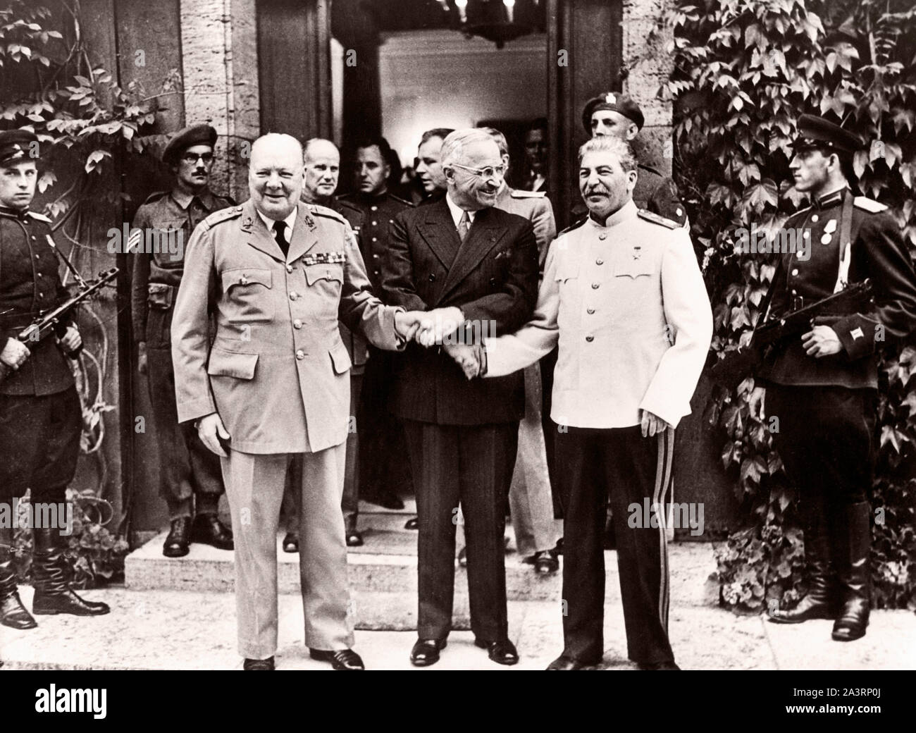 Generalsekretär der Kommunistischen Partei Joseph Stalin, Premierminister Winston Churchill, Präsident Harry S. Truman auf der Potsdamer Konferenz (17. Juli - Stockfoto