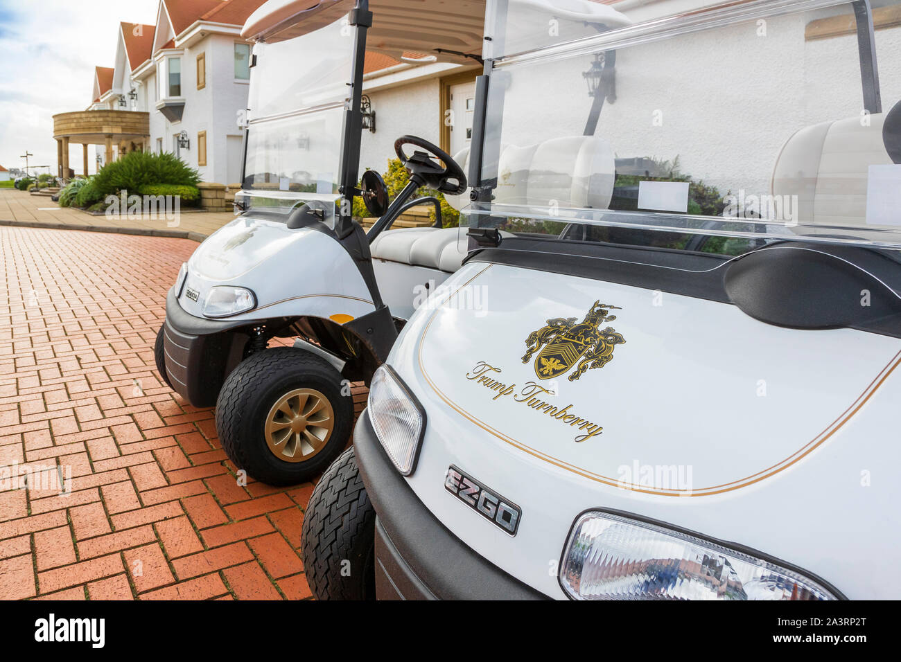 Golfbuggys außerhalb des Klubhauses am Trumpf Turnberry Hotel und Golf Resort, Turnberry, Ayrshire, Schottland, Großbritannien Stockfoto
