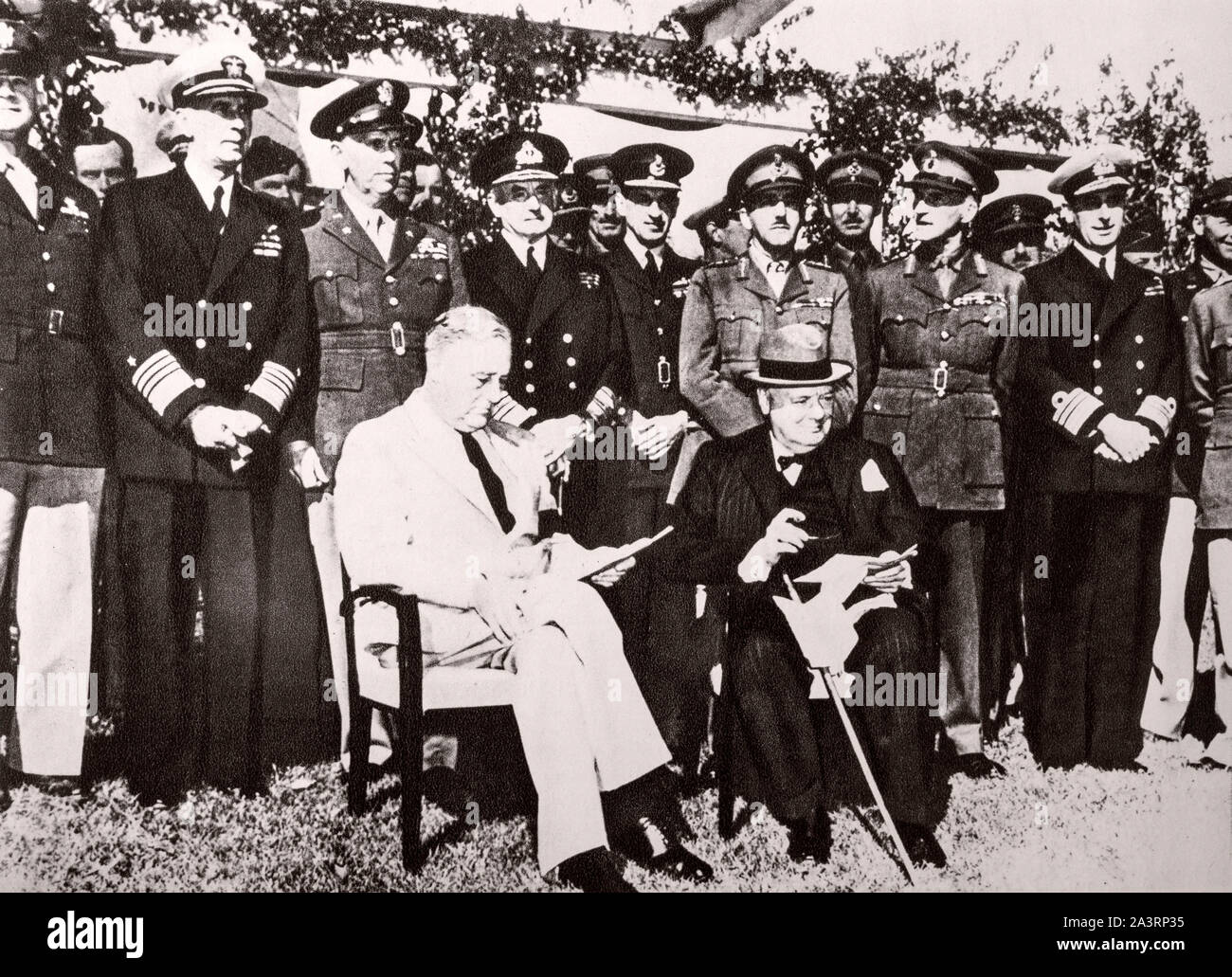 Die Konferenz von Casablanca. Durch ihre technischen Beratern umgeben, Präsident Roosevelt und der britische Premierminister den Betrieb des 19 diskutieren Stockfoto