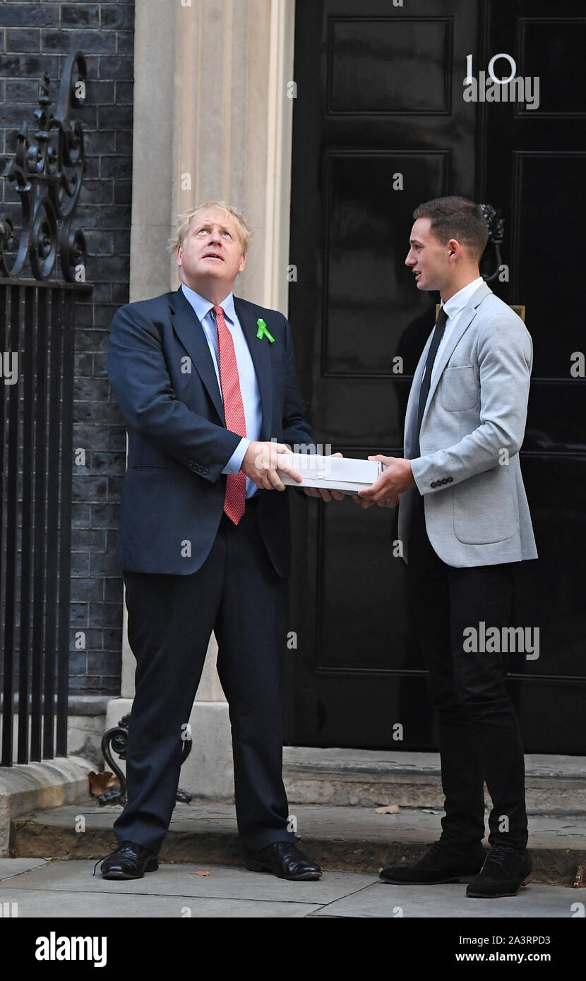 Premierminister Boris Johnson trifft sich mit der psychischen Gesundheit Mitkämpfer Ben West (rechts) in Downing Street, London, als er eine Petition für obligatorische psychische Gesundheit Erste Hilfe training für Lehrerinnen und Lehrer bietet. Stockfoto