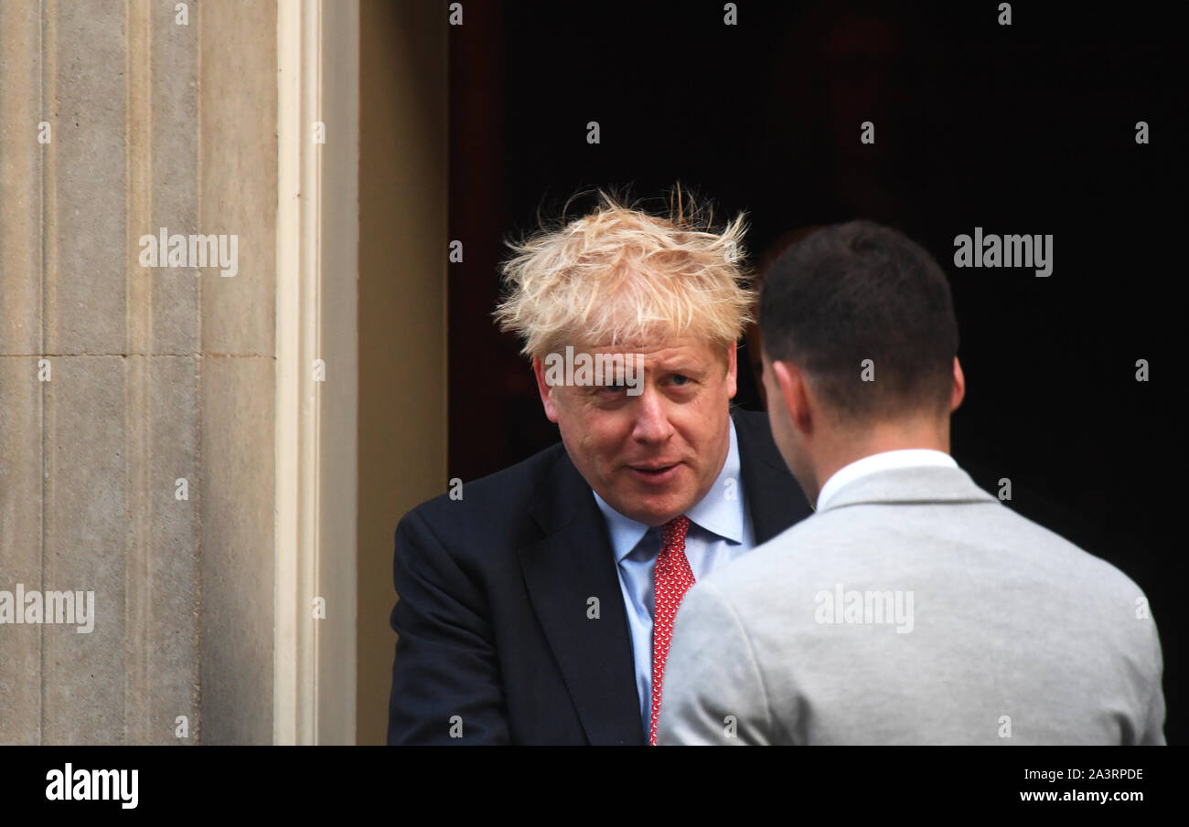 Premierminister Boris Johnson trifft sich mit der psychischen Gesundheit Mitkämpfer Ben West in Downing Street, London, als er eine Petition für obligatorische psychische Gesundheit Erste Hilfe training für Lehrerinnen und Lehrer bietet. Stockfoto