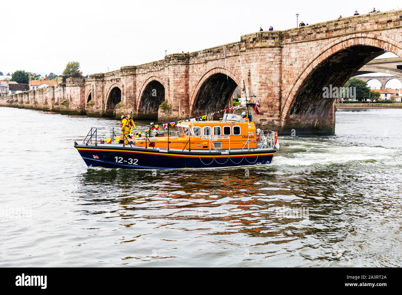 Berwick Brücke, Berwick-upon-Tweed, Northumberland, Großbritannien, England, Berwick Brücke Berwick upon Tweed, RNLI Boot, Rettungsboot, RNLI lifeboat, Rettung, Stockfoto