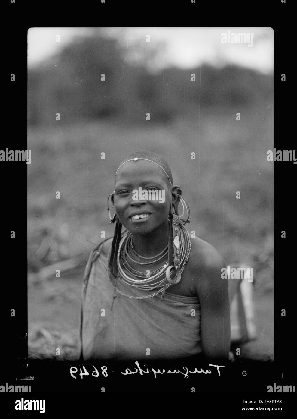 Tanganyika. Auf dem Weg nach longido. Tanganyika Frau mit Armband Schmuck von Ohr ausgesetzt Stockfoto