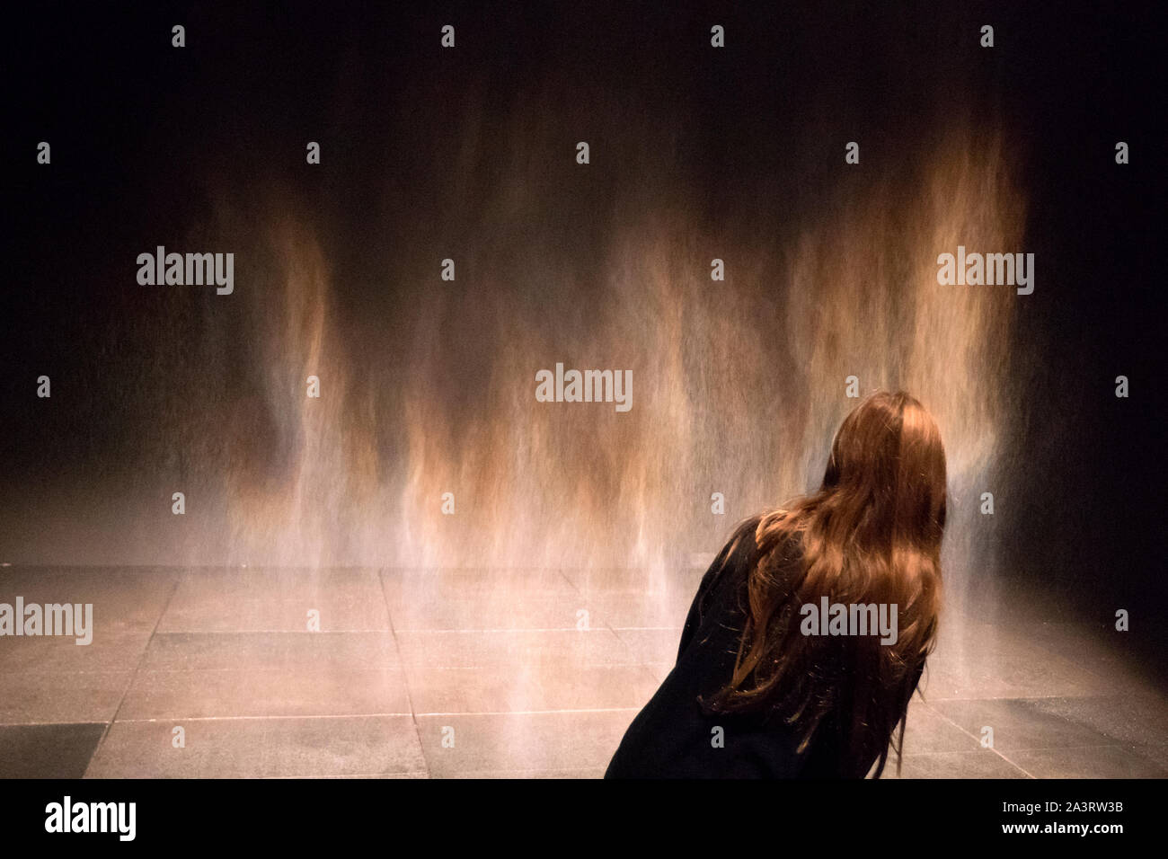 Kunstliebhaber an Olafur Eliasson Skulptur suchen Stockfoto