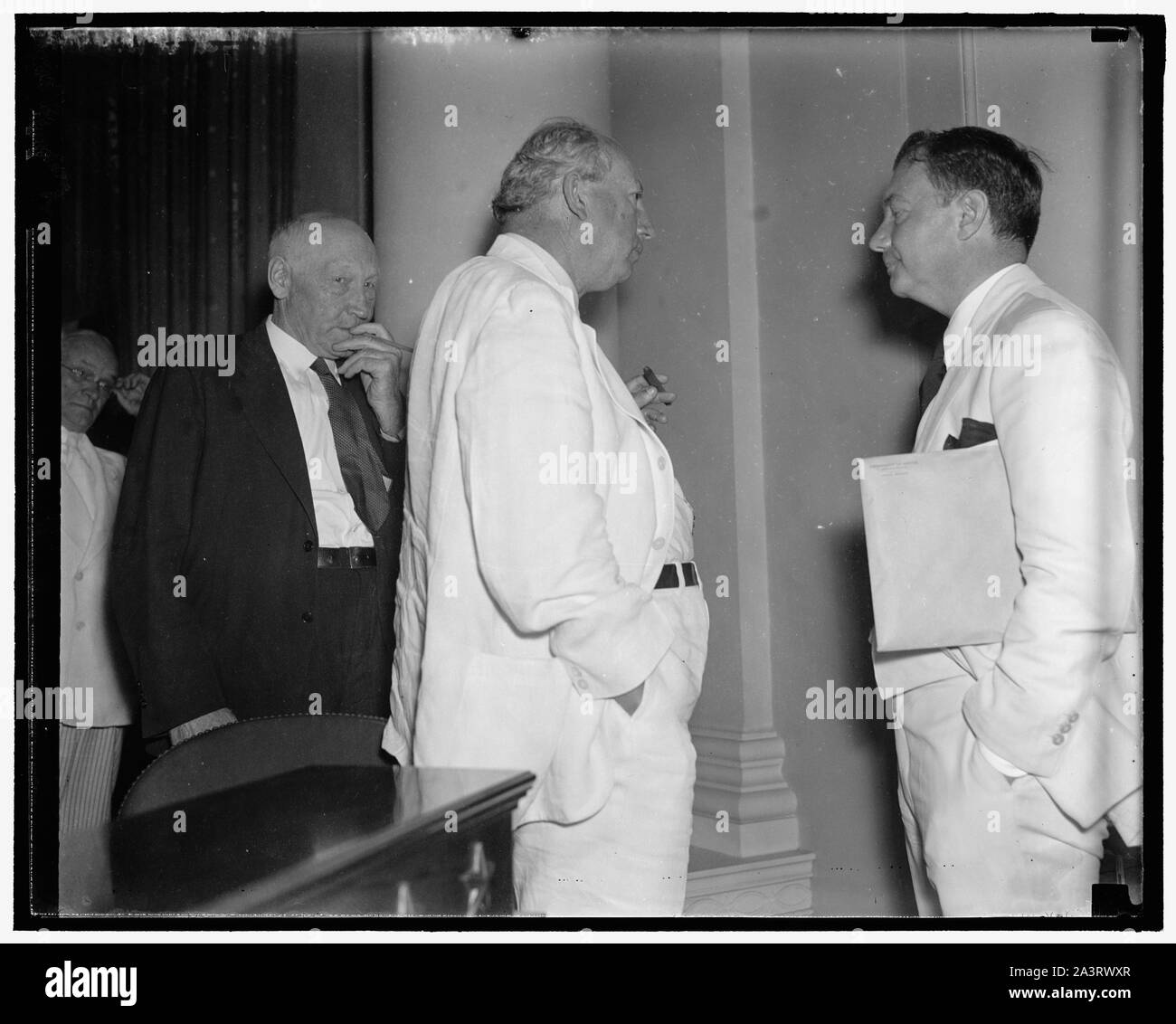 Steuerliche Beratung von Frau Roosevelt routine Treasury Präzedenzfall, Kongreßausschuß erzählt. Washington D.C. am 28. Juli. In der Entscheidung, dass ein Radio nicht in das zu versteuernde Einkommen für Frau Franklin D. Roosevelt, die Schatzkammer nur gefolgt Präzedenzfälle, Robert H. Jackson, Assistant Attorney General erklärte der Kongreß Ausschuß für Mehrwertsteuer heute. Jackson wird angezeigt, Plaudern mit den Kovorsitzenden, Rep. Robert L. Doughton, (links) und Senator Pat Harrison, nach seinem Auftritt auf dem Stand. 7/28/37 Stockfoto