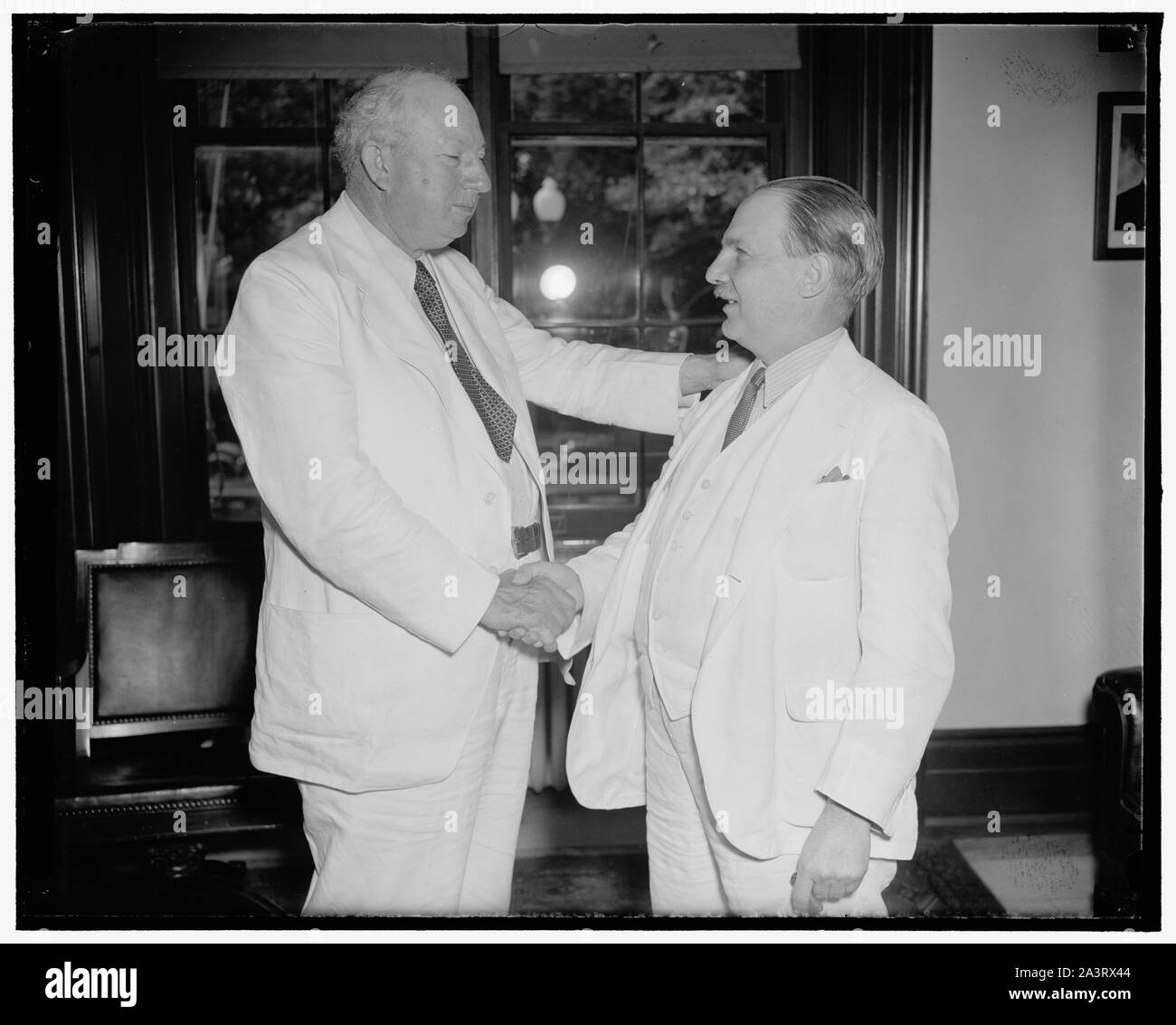 Steuerexperte zurückgetreten. Washington, D.C., den 11. Juni. Senator Pat Harrison (links) Angebote auf Wiedersehen zu Lovell H. Parker, der als Stabschef der Gemeinsamen Kongreßausschuß auf internen Einnahmen Steuern abgefunden hat ein eigenes Gesetz der Praxis zu geben. Senator Harrison, Senate Finance Committee Chairman, als Parker die am besten informiert Steuerbehörde in den Vereinigten Staaten, 6/11/38 Stockfoto
