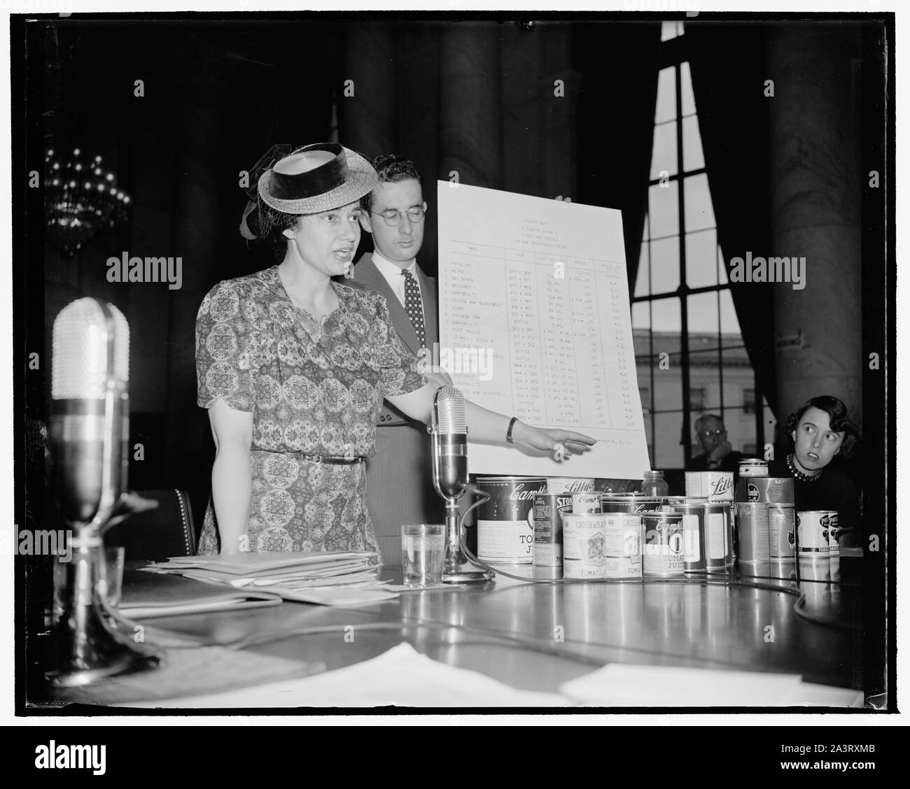 Kaffee- und Tomatensaft zu Marketing Kopfschmerzen, Verbraucher sagt Ausschuss. Washington, D.C., 11. Dr. Ruth W. Ayers, New York Ökonom und früher auf das Personal der Verbraucher Beirat der Verstorbenen NRA, in drei Paketen von Tee und 21 Dosen von Tomatensaft brachte die vorübergehenden wirtschaftlichen Ausschuss heute zu zeigen, und sagte, dass irreführende Größen von Dosen und Pakete und mangelnde Qualität Abstufungen Hausfrauen verursachen viel einkaufen Kopfschmerzen. Sie sagte, dass sie alle das Essen gestern im Einzelhandel gekauft, gefunden 11 verschiedene Marken und 17 Größen von Tomatensaft Dosen, w Stockfoto