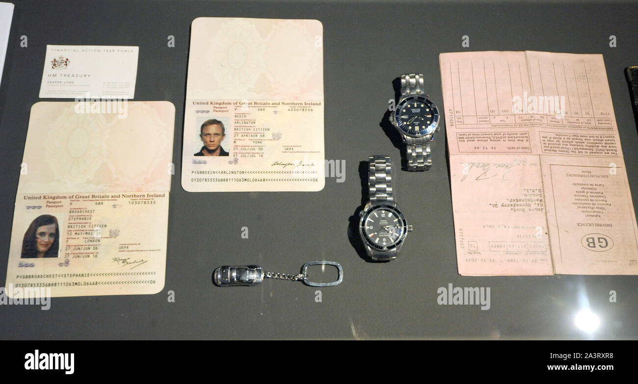 Foto muss Gutgeschrieben © Kate Grün/Alpha Presse 079965 17/11/2015 Persönliche Gegenstände aus dem Film Gespenst an den Autos von Gespenst sein, melden Sie die größte Sammlung von James Bond Fahrzeuge in der Welt an der Bond in Motion Ausstellung bei der London Film Museum, Covent Garden. Stockfoto