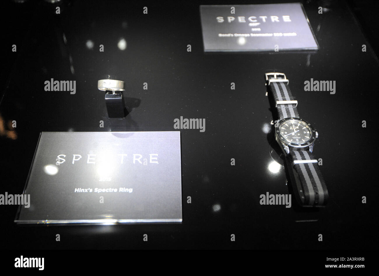 Foto muss Gutgeschrieben © Kate Grün/Alpha Presse 079965 17/11/2015 Hinx das Gespenst Ring und Omega Seamaster 300 Watch an den Autos von Gespenst melden Sie die größte Sammlung von James Bond Fahrzeuge in der Welt an der Bond in Motion Ausstellung bei der London Film Museum, Covent Garden. Stockfoto