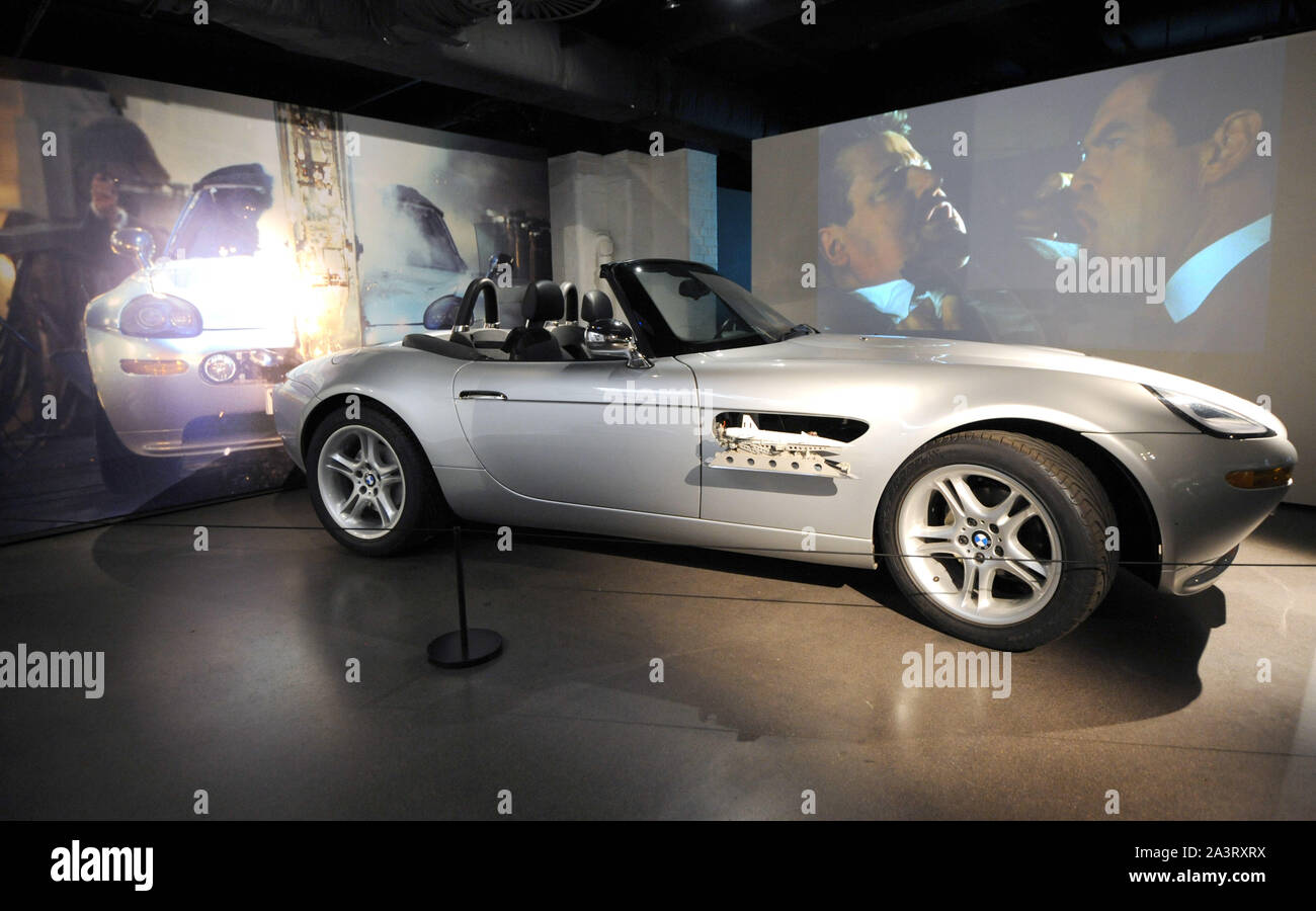 Foto muss Gutgeschrieben © Kate Grün/Alpha Presse 079965 17/11/2015 BMW Z 8 aus dem Film die Welt ist nicht genug an den Autos von Gespenst sein, melden Sie die größte Sammlung von James Bond Fahrzeuge in der Welt an der Bond in Motion Ausstellung bei der London Film Museum, Covent Garden. Stockfoto