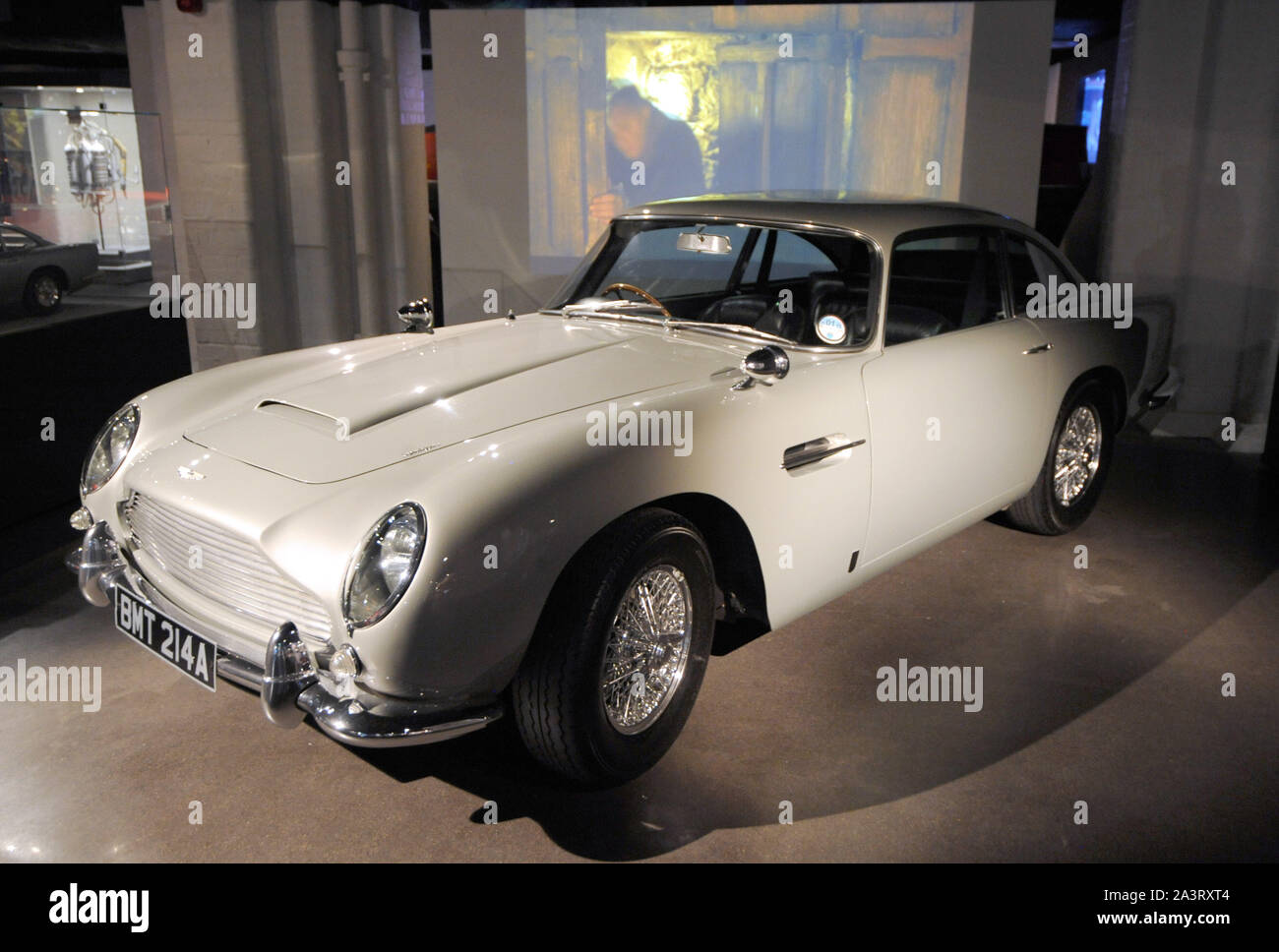 Foto muss Gutgeschrieben © Kate Grün/Alpha Presse 079965 17/11/2015 Aston Martin DB5 aus dem Film "Goldeneye" auf die Autos von Gespenst sein, melden Sie die größte Sammlung von James Bond Fahrzeuge in der Welt an der Bond in Motion Ausstellung bei der London Film Museum, Covent Garden. Stockfoto