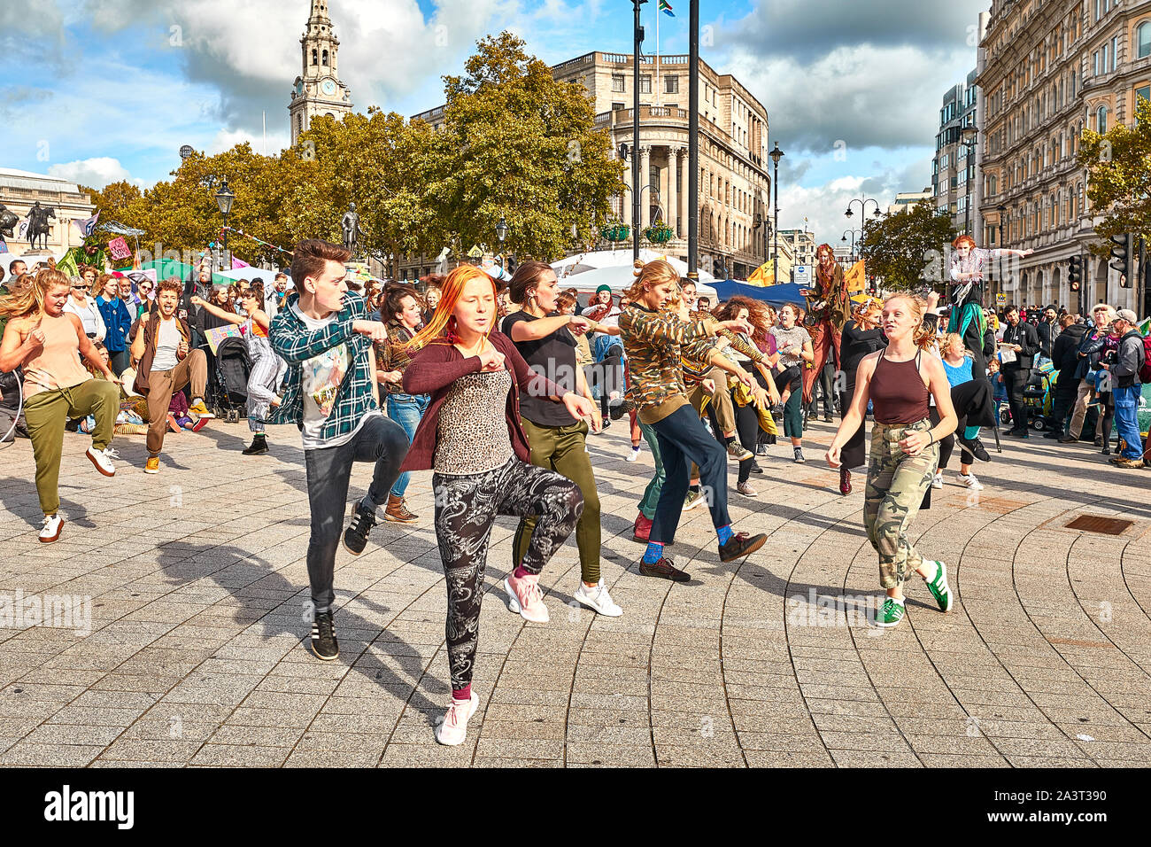 London, England - Okt 9, 2019: Student Klimamitkämpfer tanzen in Trafalgar Square am dritten Tag eines geplanten zwei Wochen von Protesten durch Aussterben Rebellion. Stockfoto