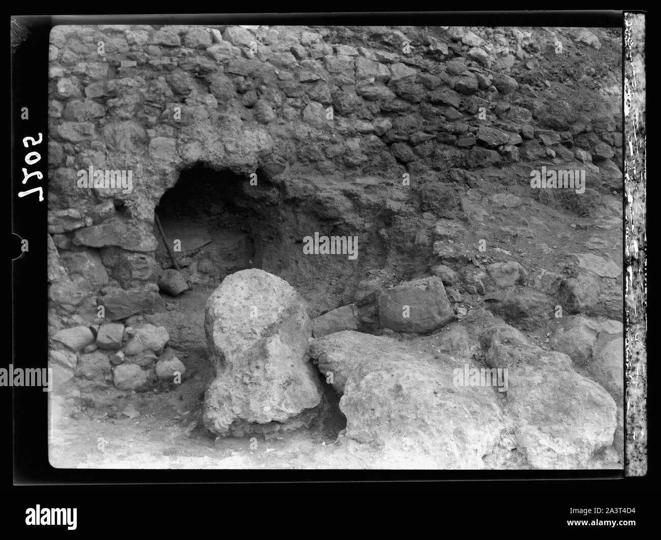 Tel. Deweir (lachisch). Ansicht schließen der Verkleidung. S.W. Ecke erzählen. Rock Core, auf der Stadt gegründet ist, sichtbar in der Bohrung Stockfoto