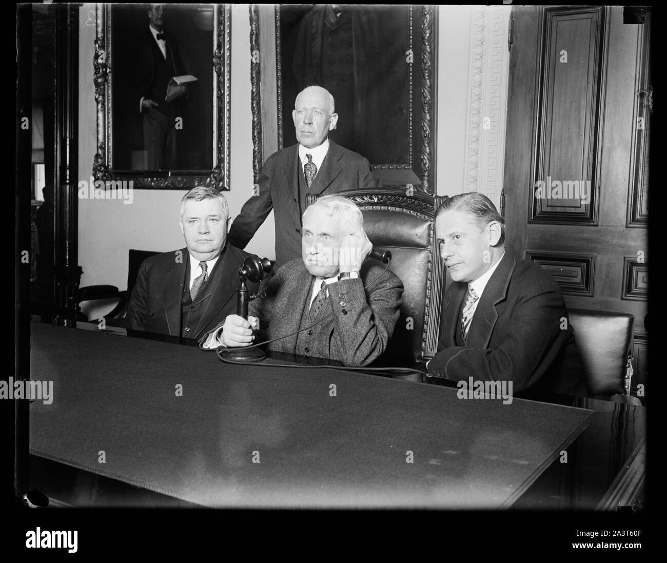 Telefon Kommunikation zu Österreich in Usa wird gegründet. Telefon Kommunikation zwischen den USA und Österreich wurde heute eingeweiht, wenn der Staatssekretär Frank B. Kellogg zu den amerikanischen Minister in Wien Albert Henry Washb [...] und hohen österreichischen Beamten. Auf dem Foto von links nach rechts (sitzend) J. Ruben Clark, Staatssekretär Secretar [...] von Frank B. Kellogg und der österreichische Wirtschaftsminister Edgar Prochnik. Charles G. Clagt [...] General Manager der Chesapeake und P [...] Telefon Firma steht Stockfoto