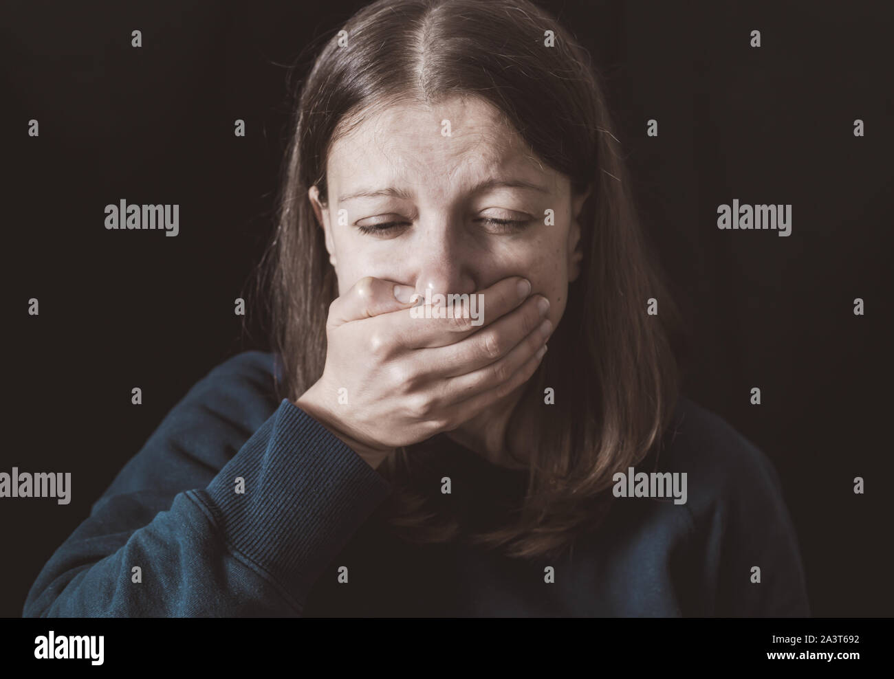 Gewalt. Weinende Frau auf schwarzem Hintergrund. Stockfoto