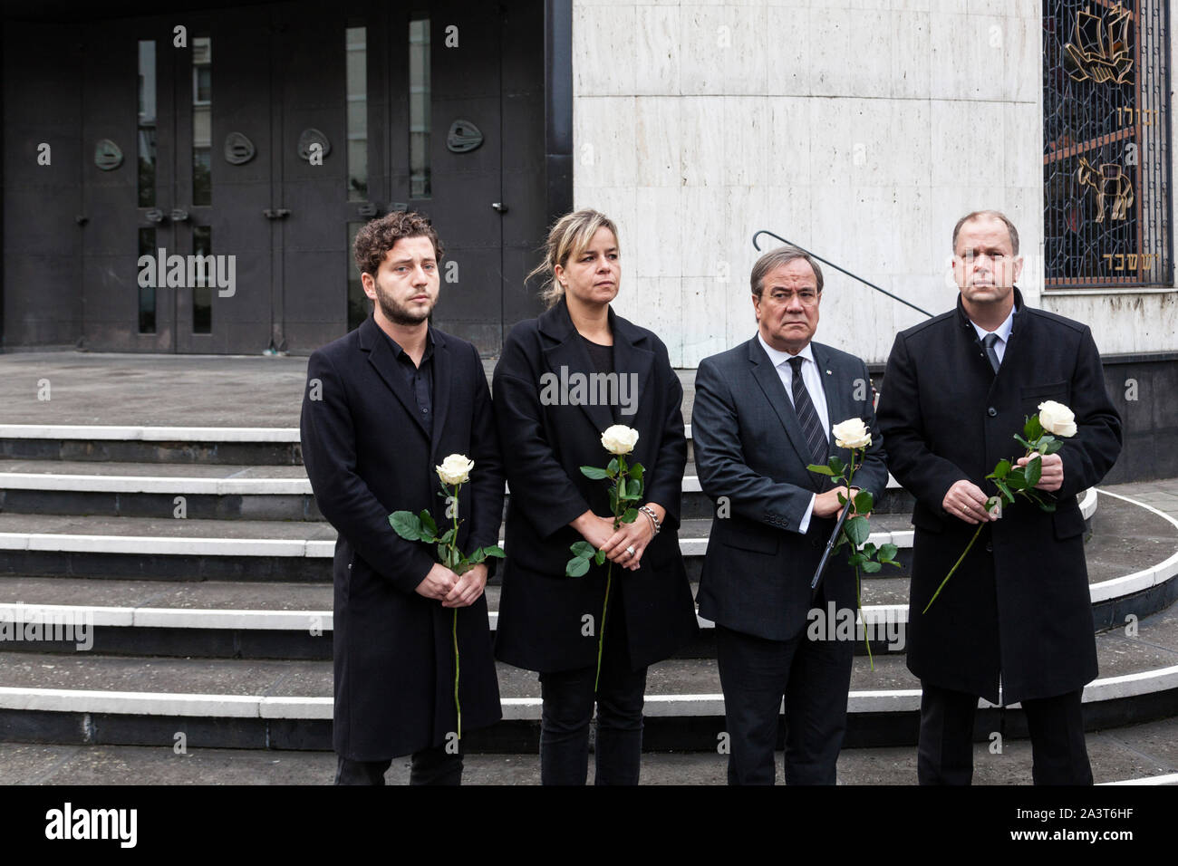 Minuten Stille, NRW Spitzenpolitiker vor der Neuen Synagoge Stockfoto