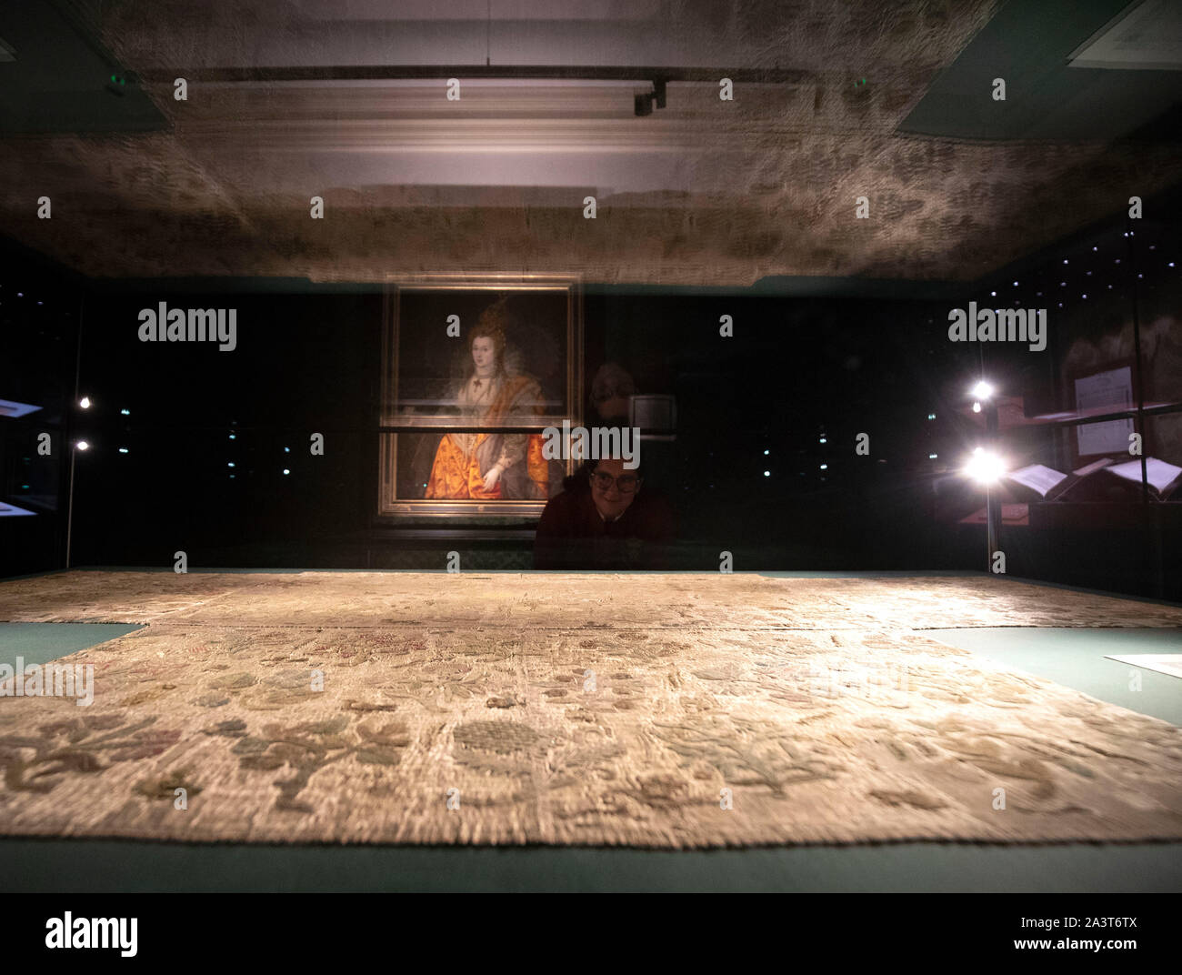 Zustand Apartment Warder Emma Kell betrachtet die Bacton Altar Tuch, das, nach einer dreijährigen Conservation Project von Historischen Königlichen Paläste, Experten jetzt gebildet Glauben Teil eines Kleid getragen von Elizabeth I, bevor es auf der Hampton Court Palace in SW London geht. Stockfoto