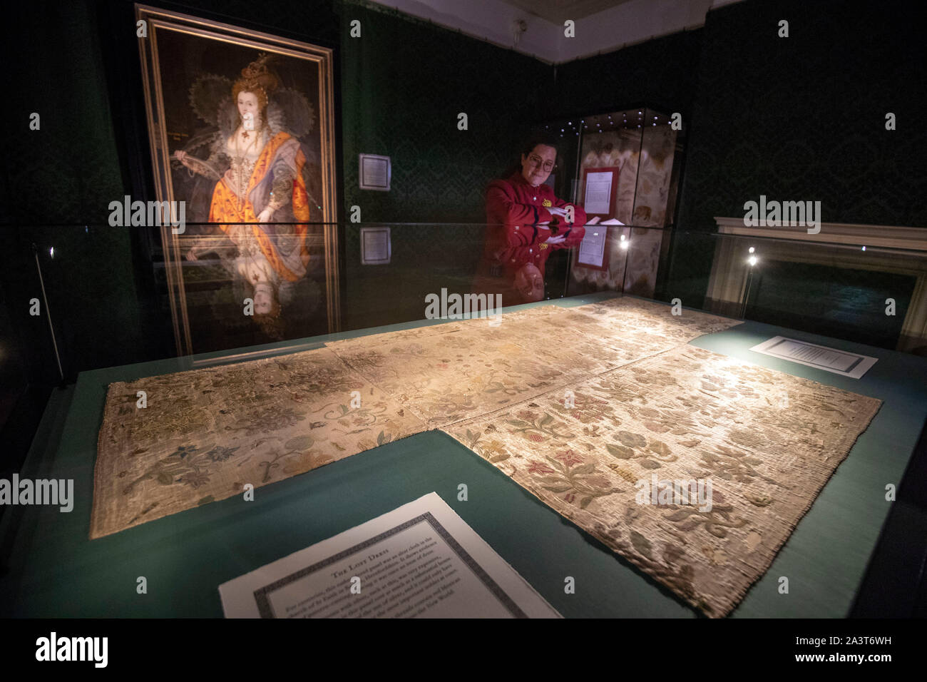 Zustand Apartment Warder Emma Kell betrachtet die Bacton Altar Tuch, das, nach einer dreijährigen Conservation Project von Historischen Königlichen Paläste, Experten jetzt gebildet Glauben Teil eines Kleid getragen von Elizabeth I, bevor es auf der Hampton Court Palace in SW London geht. Stockfoto
