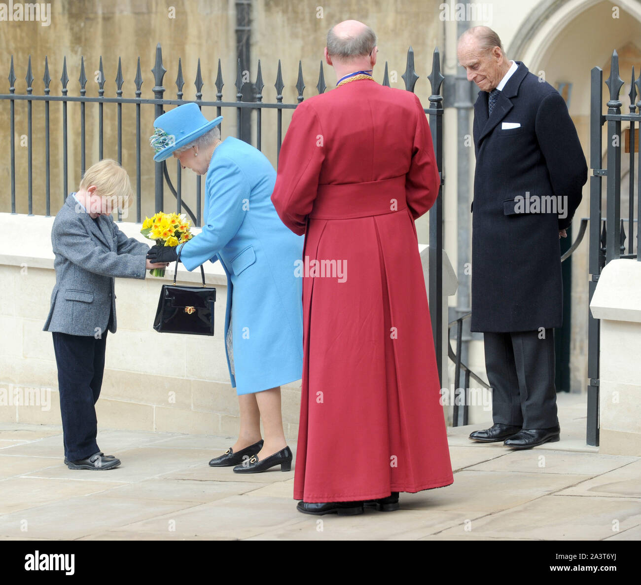 Foto muss Gutgeschrieben © Kate Grün/Alpha Presse 079671 05/04/2015 Königin Elizabeth II., Dekan von Windsor Rt Revd David Conner und Prinz Philip Herzog von Edinburgh an einem Ostersonntag Gottesdienst in der St. George's Chapel, Windsor Castle statt Stockfoto