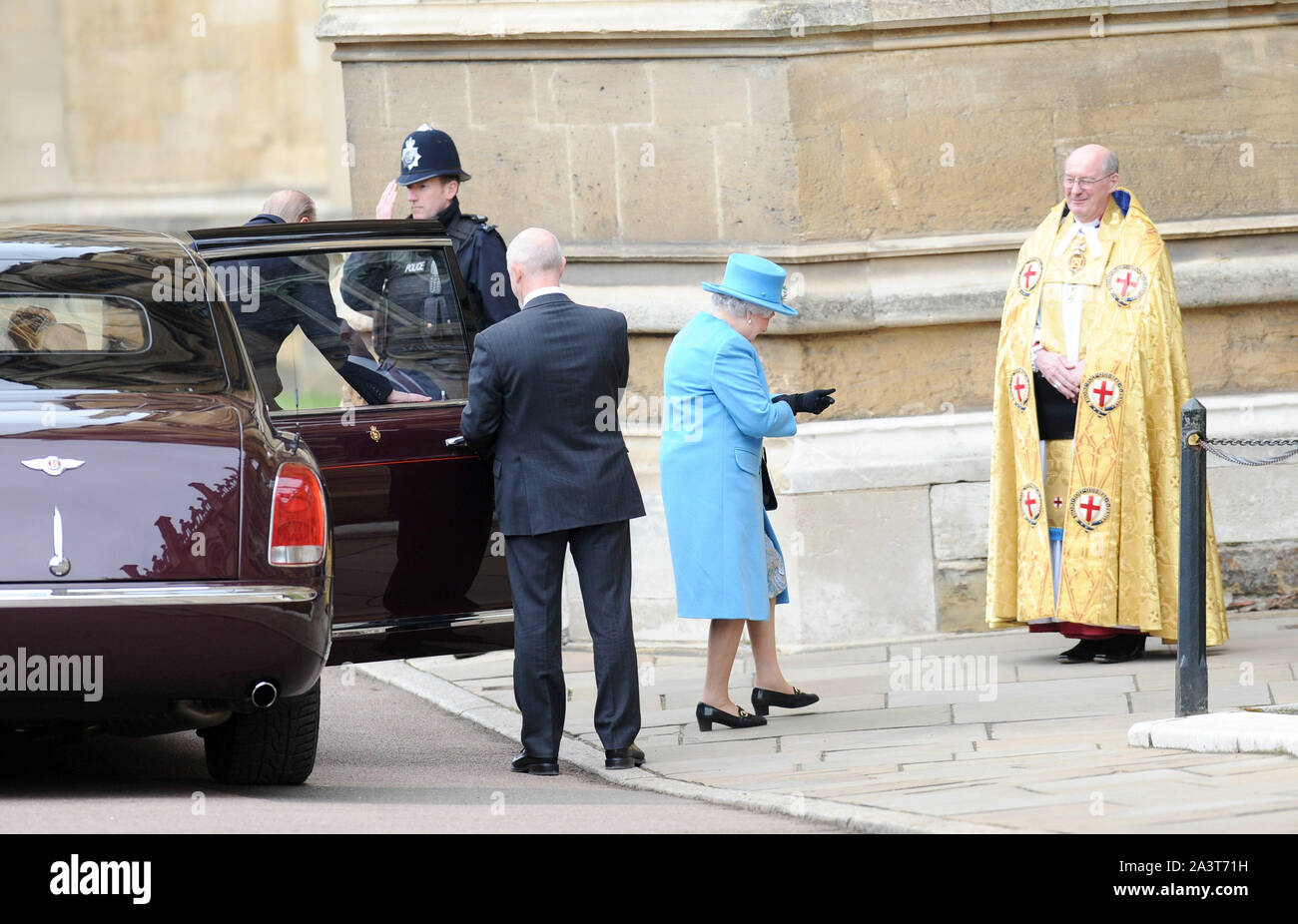 Foto muss Gutgeschrieben © Kate Grün/Alpha Presse 079671 05/04/2015 Prinz Philip Herzog von Edinburgh, Königin Elizabeth II und Dekan der Windsor Rt Revd David Conner an einem Ostersonntag Gottesdienst in der St. George's Chapel, Windsor Castle statt Stockfoto