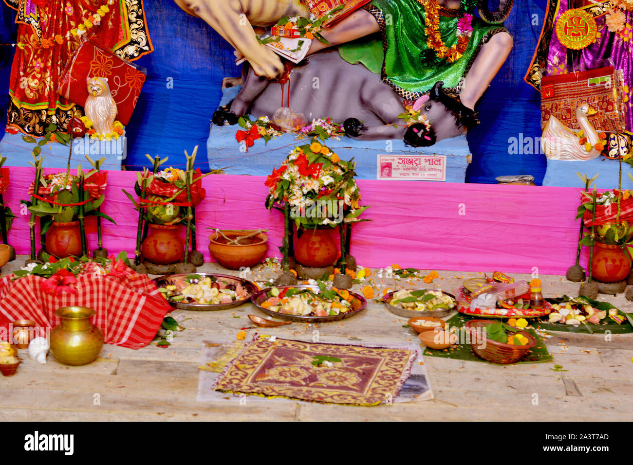 Chanda Bazar,24 Parganas, Indien, 6. Oktober, 2019: Die hinduistische Puja Materialien wie irdene Töpfe, mango Blätter, Blumen, Topf, Lampen etc. Stockfoto