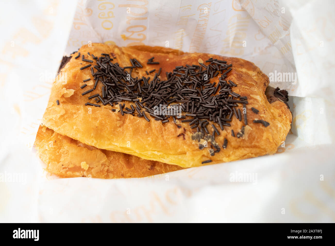 Schokolade napolitanas oder Pain au Chocolat mit Schokolade Streuseln in Papiertüte - Spanien Stockfoto