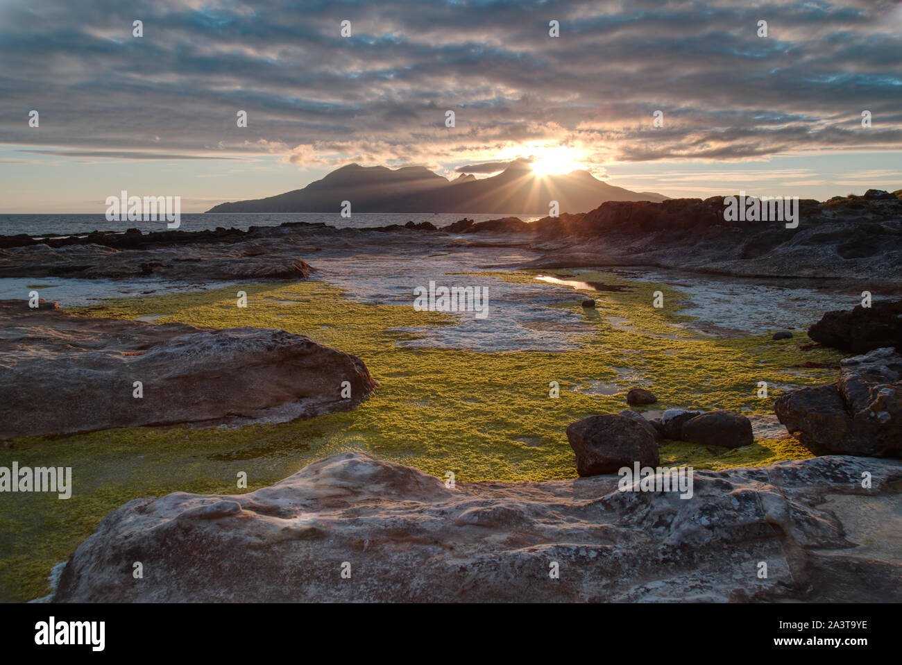 Moody Sonnenuntergang am Laig Bucht, Insel Eigg Stockfoto