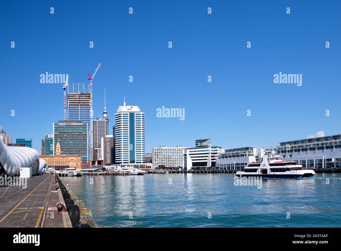 Stadtbild von Auckland Waitemata Hafen. Blick von Queens Wharf. Stockfoto