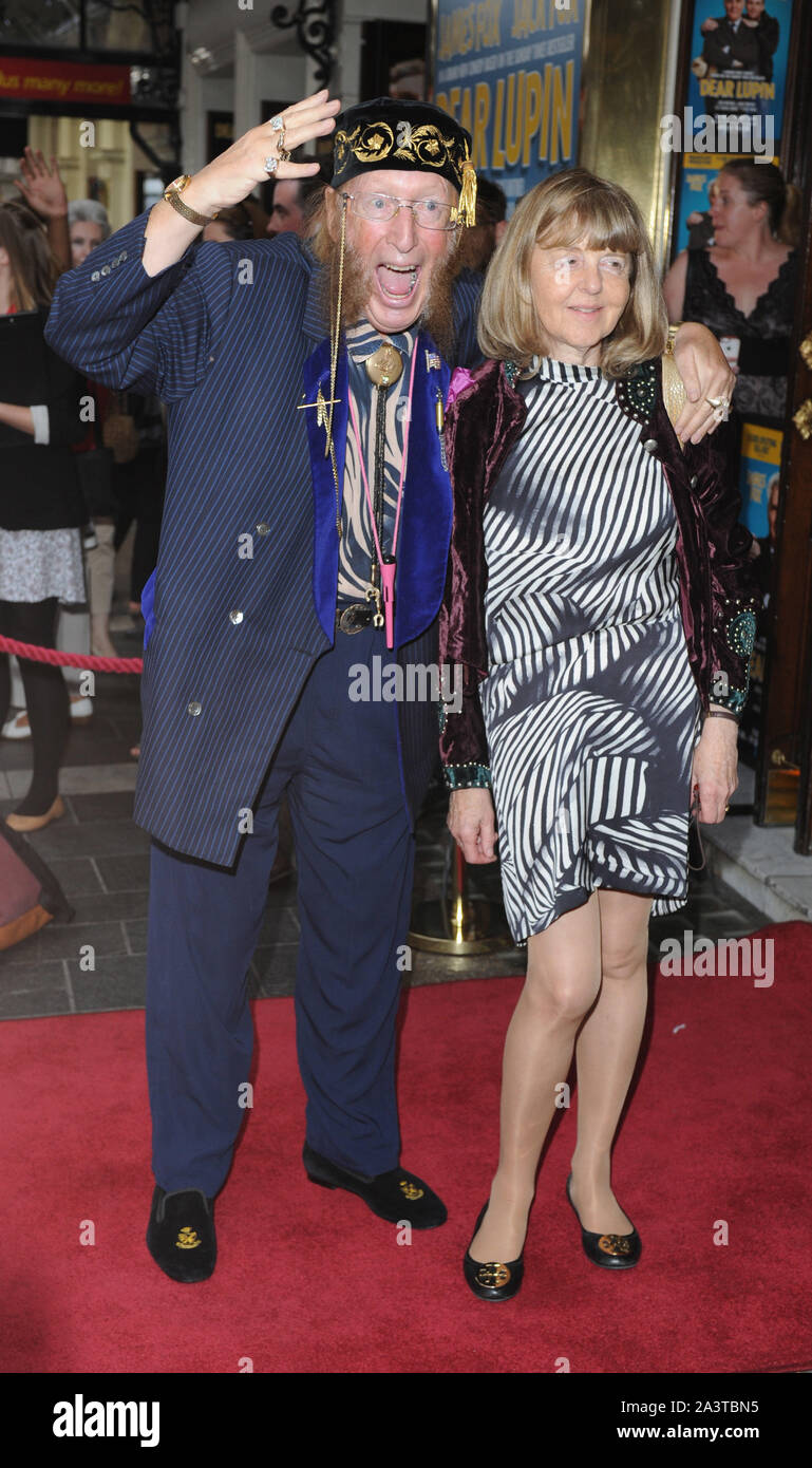 Foto muss Gutgeschrieben © Kate Grün/Alpha Presse 079851 03/08/2015 John McCririck und Frau Jenny Liebe Lupine Buchstaben zu einem abtrünnigen Sohn Drücken Sie die Taste Nacht Apollo Theater London Stockfoto