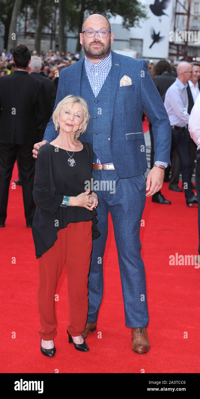 Foto muss Gutgeschrieben © Jeff Spicer/Alpha Presse 079863 20/08/2015 Sheila Reid und Tom Davis an Die schlechte Erziehung Film Weltpremiere bei Vue Leicester Square London Stockfoto