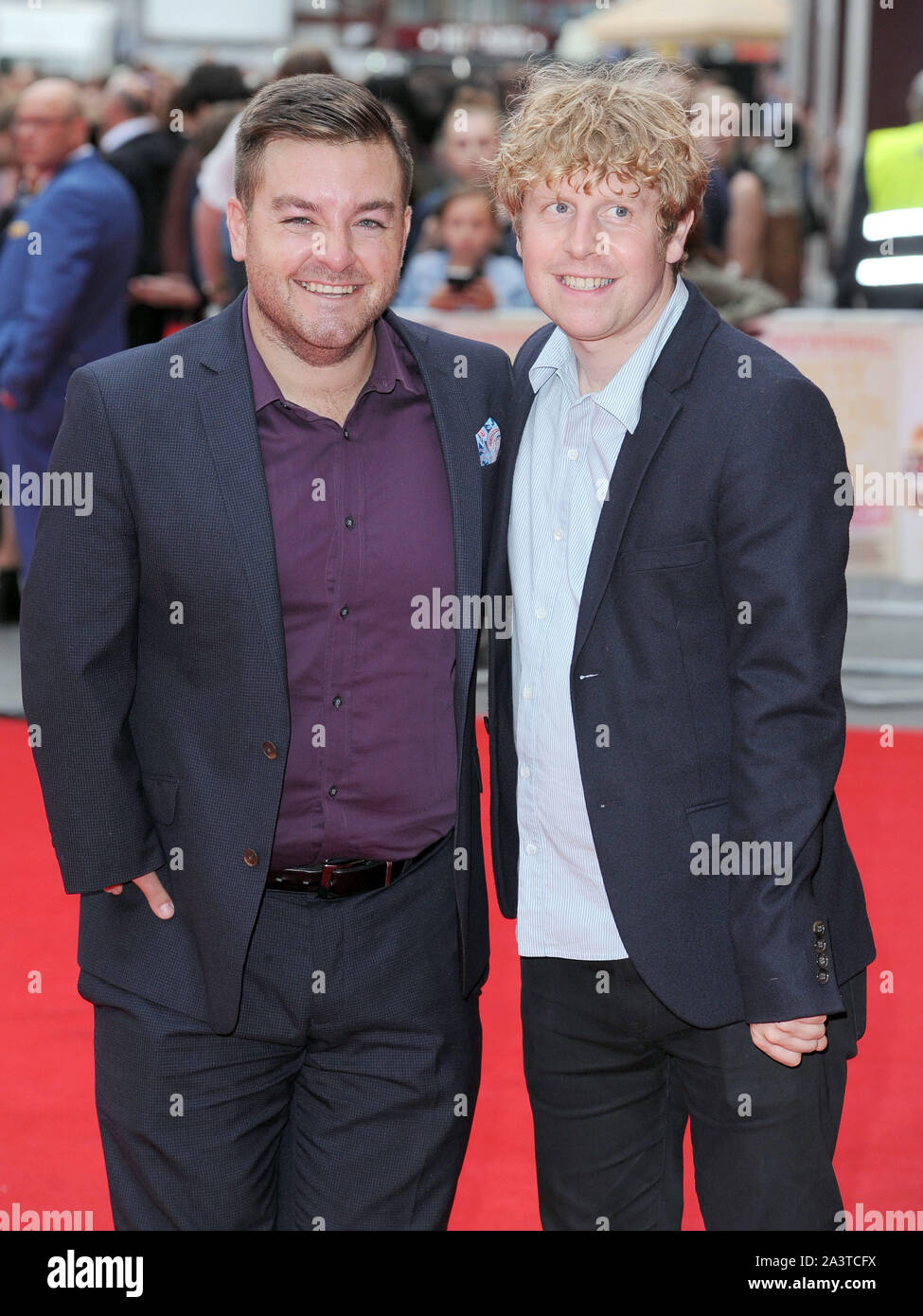 Foto muss Gutgeschrieben © Jeff Spicer/Alpha Presse 079863 20/08/2015 Alex Brooker und Josh Widdicombe auf Die schlechte Erziehung Film Weltpremiere bei Vue Leicester Square London Stockfoto