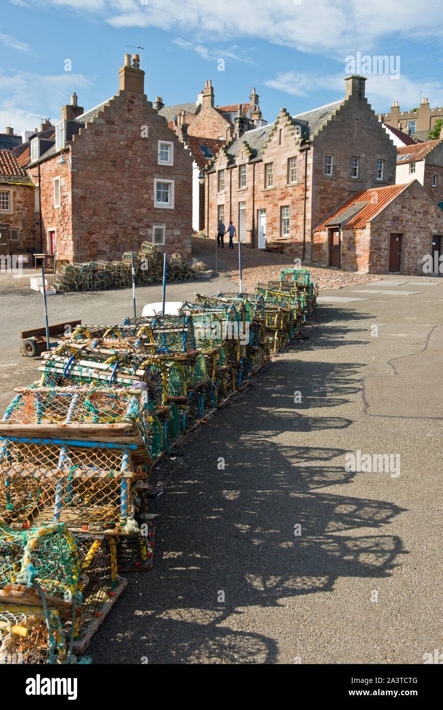 Hummer und Krabben Töpfe in der Nähe von Crail Hafen gestapelt. Crail, Fife, Schottland Stockfoto