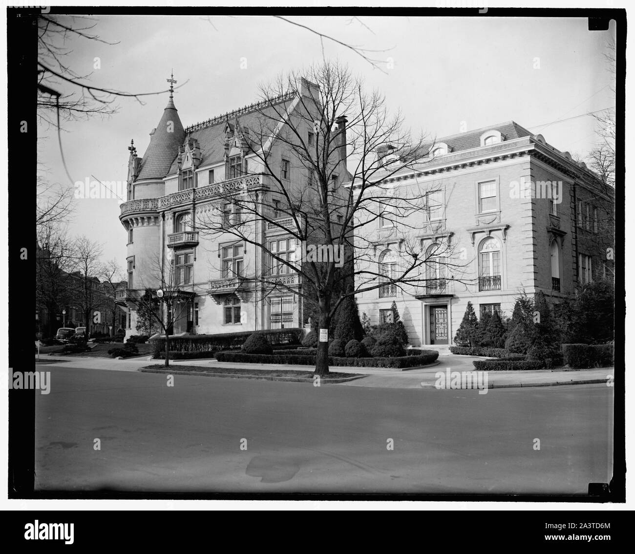 Gebiet unter deutschem Protektorat. Washington, D.C., am 18. März. Die tschechoslowakische [...] Gesandtschaft und ehemalige österreichische Botschaft Seite an Seite auf 'Embassy Row', ein Abschnitt des oberen Massachusetts Avenue hier. Seit der deutschen Besetzung Österreichs und ihre un-anerkannten Beschlagnahme der Rest der Tschechoslowakei, das Gebäude wurde als deutsches Territorium behauptete, die folgende Vorgehensweise aller Botschaften und Gesandtschaften im Rahmen der diplomatischen Regeln. Stockfoto