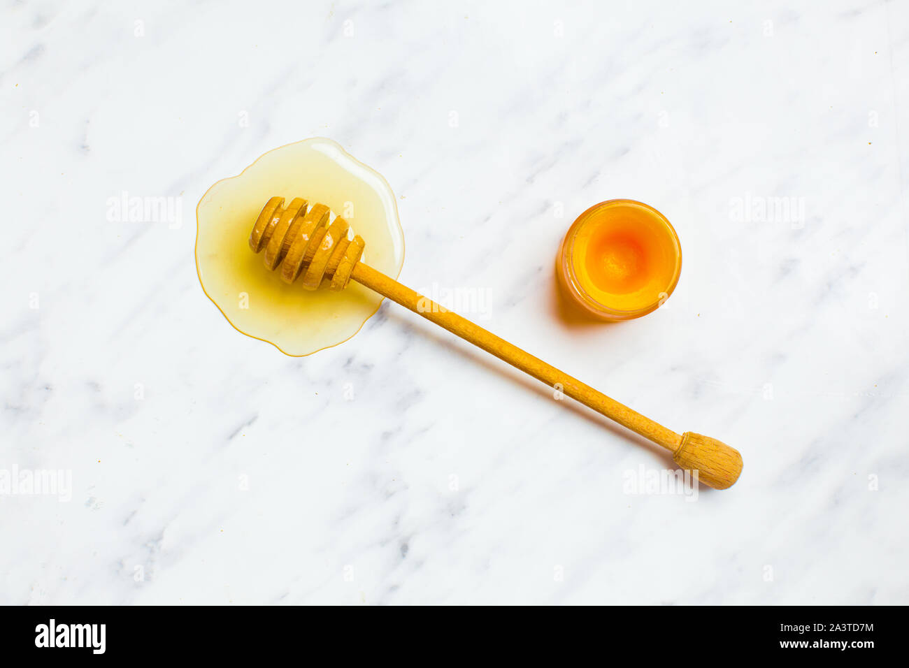 Honig Lippenbalsam, natürliche organische Kosmetik Top View Stockfoto