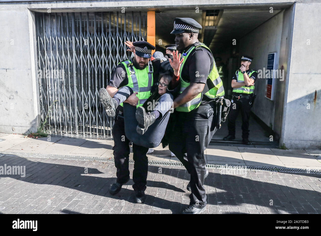 London, UK, 10. Oktober 2019. Polizei machen Verhaftungen als Aktivistinnen zur Abschaltung der Flughafen London City versuchen, als Teil einer Kampagne der Regierung zu einem Klima Notfall- und eine Verpflichtung dazu verpflichtet, dem Verlust der biologischen Vielfalt und der Net keine CO2-Emissionen bis 2025 und für die Schaffung eines Europas der Bürger, Montage auf Klima und ökologische Gerechtigkeit Credit: Amer ghazzal/Alamy Leben Nachrichten erklären zu erzwingen Stockfoto